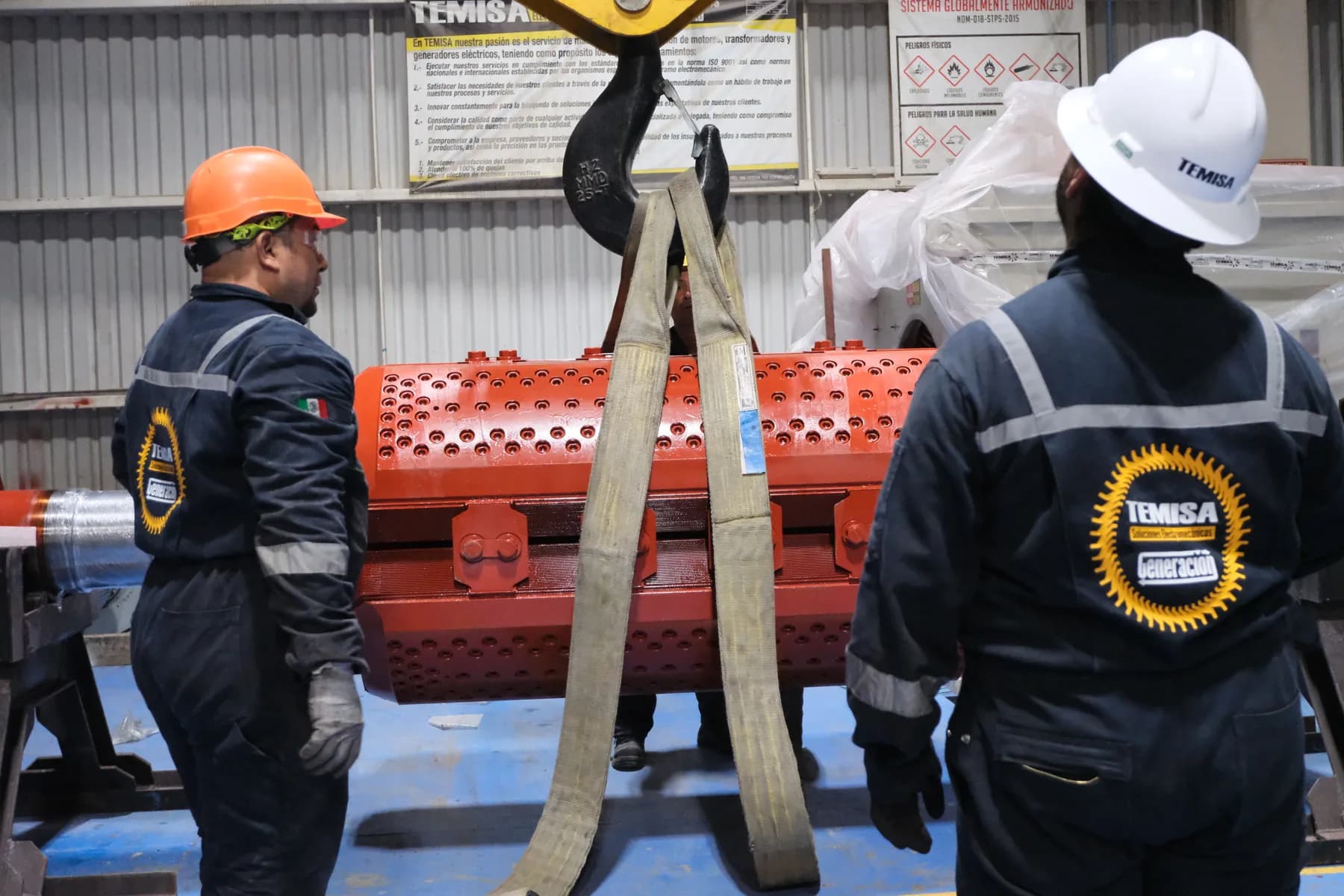 Cuadrilla de TEMISA maniobrando un rotor con eslingas y grúa en el taller