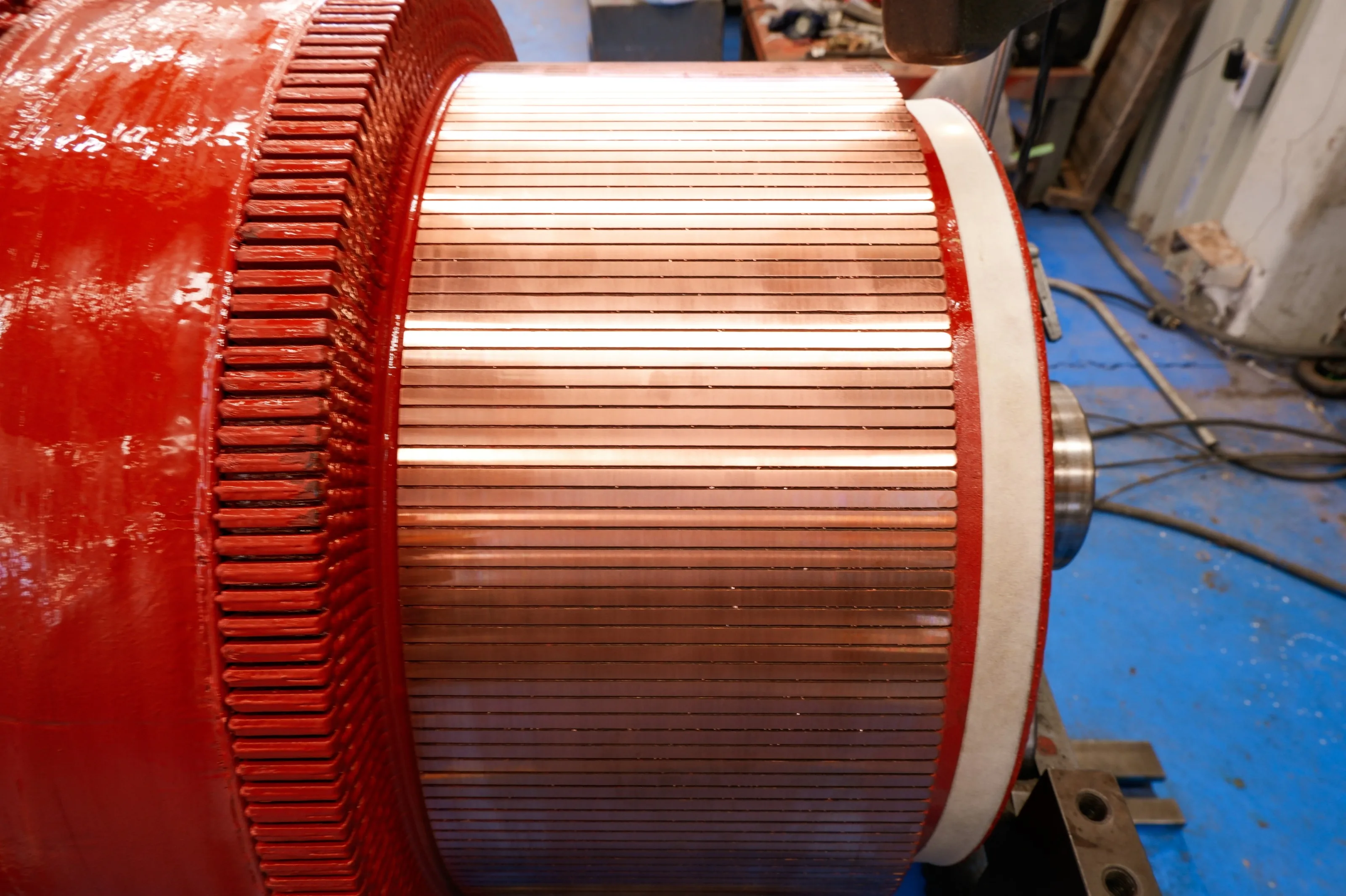 Colector de cobre de la armadura de un motor de corriente directa en el taller de TEMISA