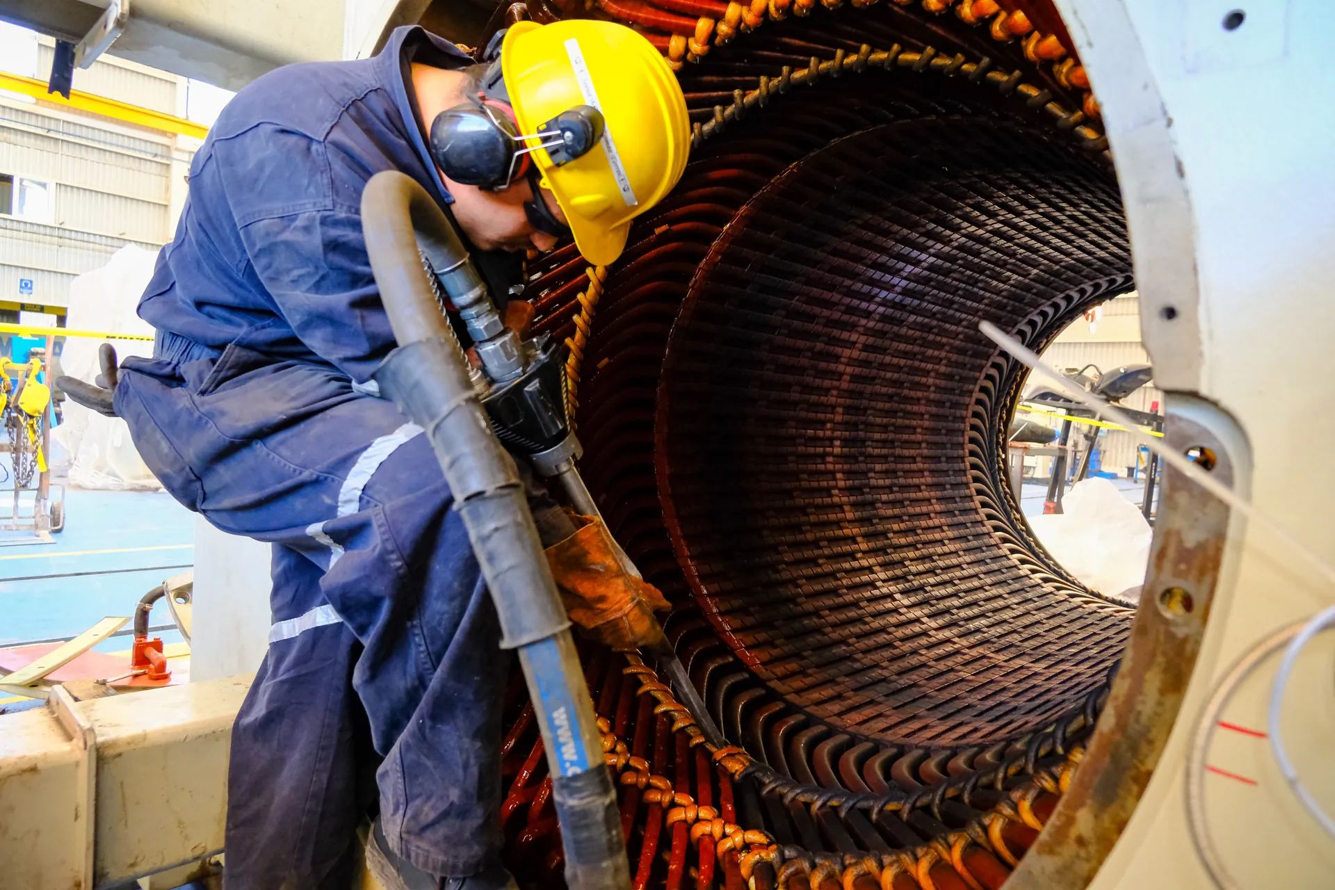 Técnico de TEMISA aplicando limpieza criogénica con hielo seco dentro del estator de una máquina eléctrica