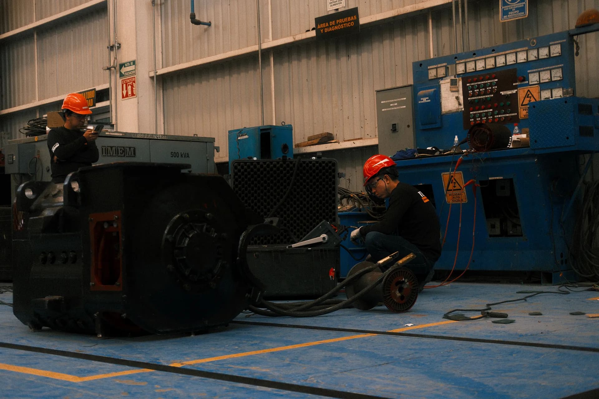 Motor de tracción ferroviaria conectado al banco de pruebas del taller de TEMISA