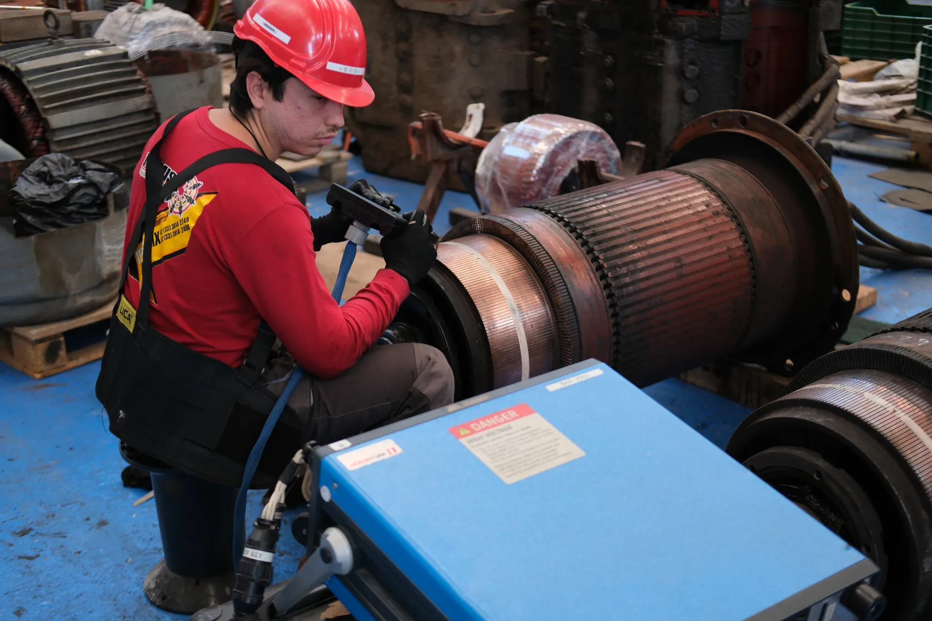 Técnico de TEMISA probando la armadura de un motor de tracción ferroviaria con el equipo de pruebas eléctricas del taller