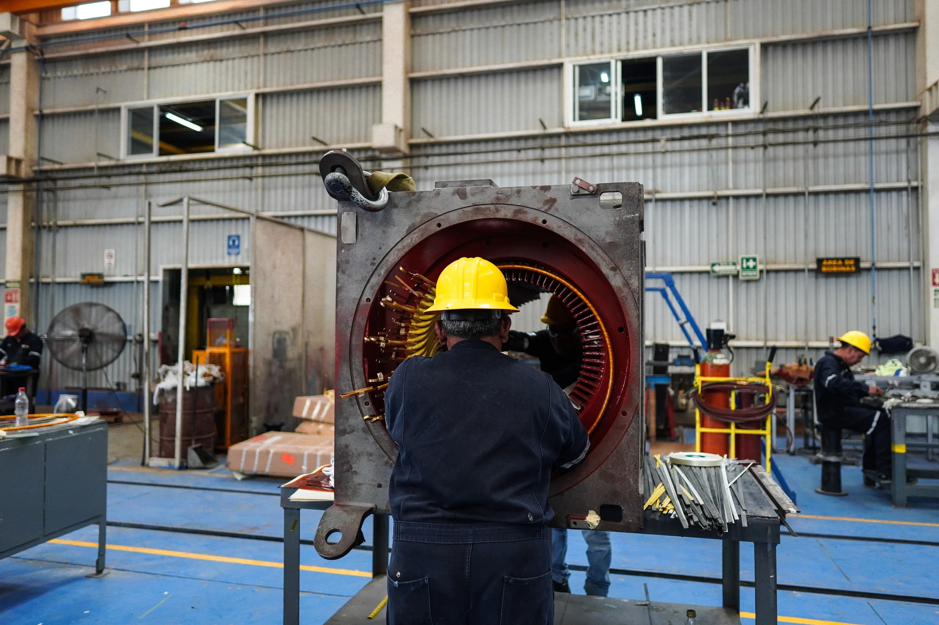 Técnico de TEMISA trabajando en el estator de un motor de gran potencia del sector minero