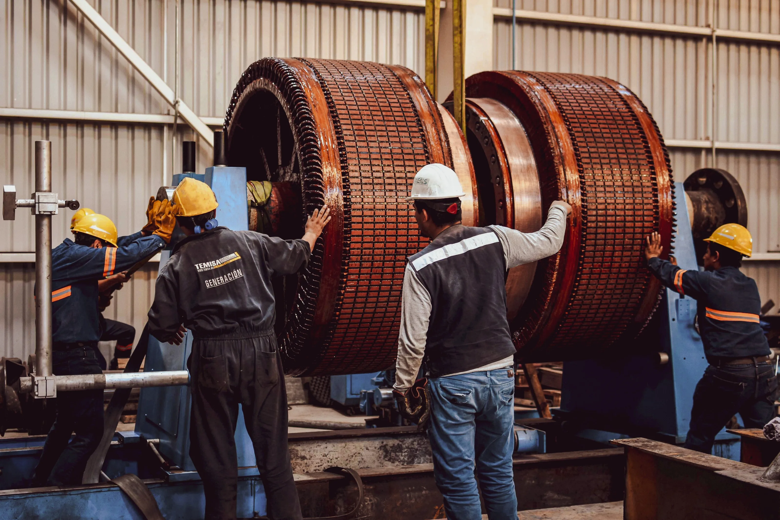 Cuadrilla de TEMISA maniobrando un rotor bobinado de gran diámetro en el taller