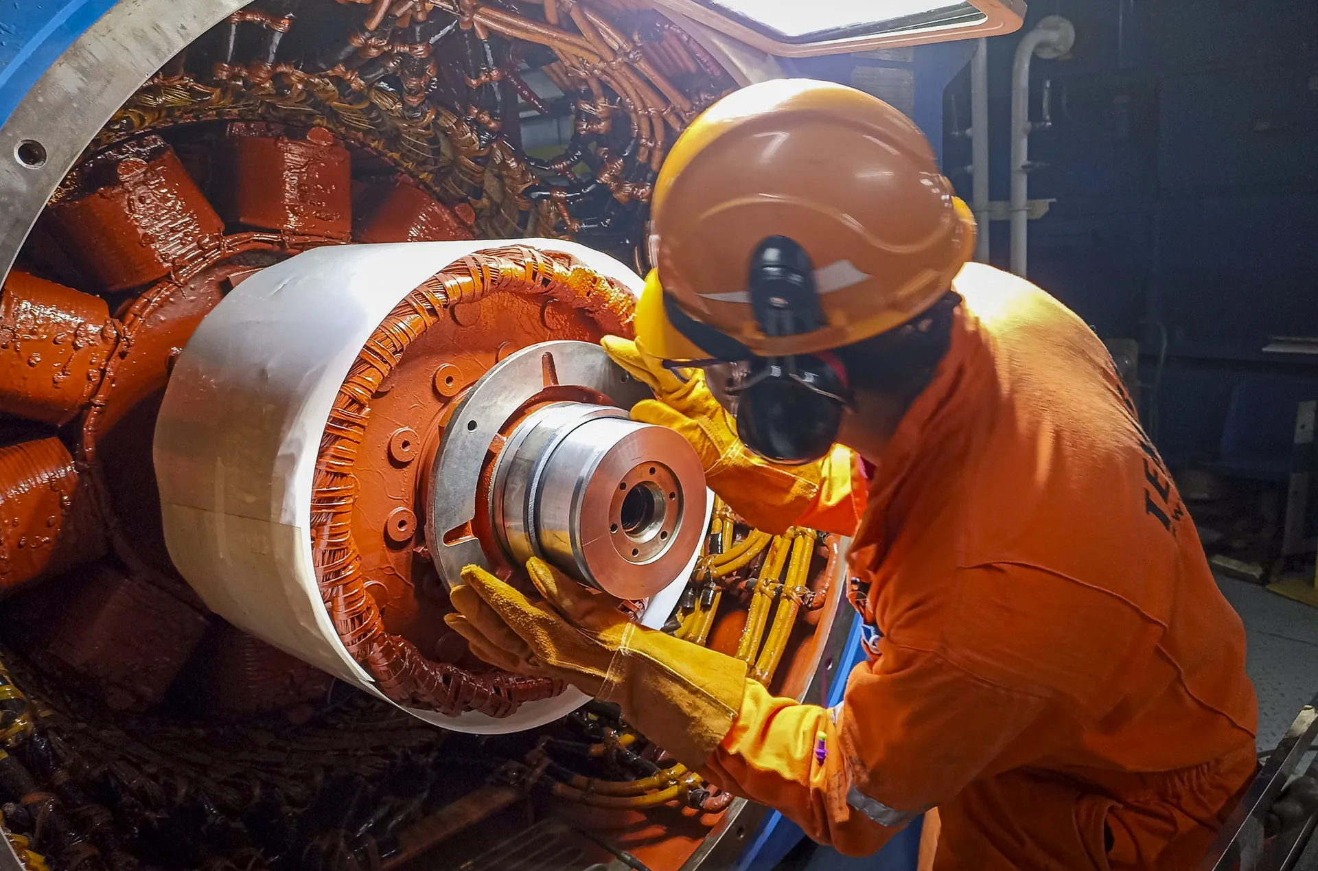 Técnico de TEMISA trabajando sobre el rotor de polos salientes de una máquina síncrona