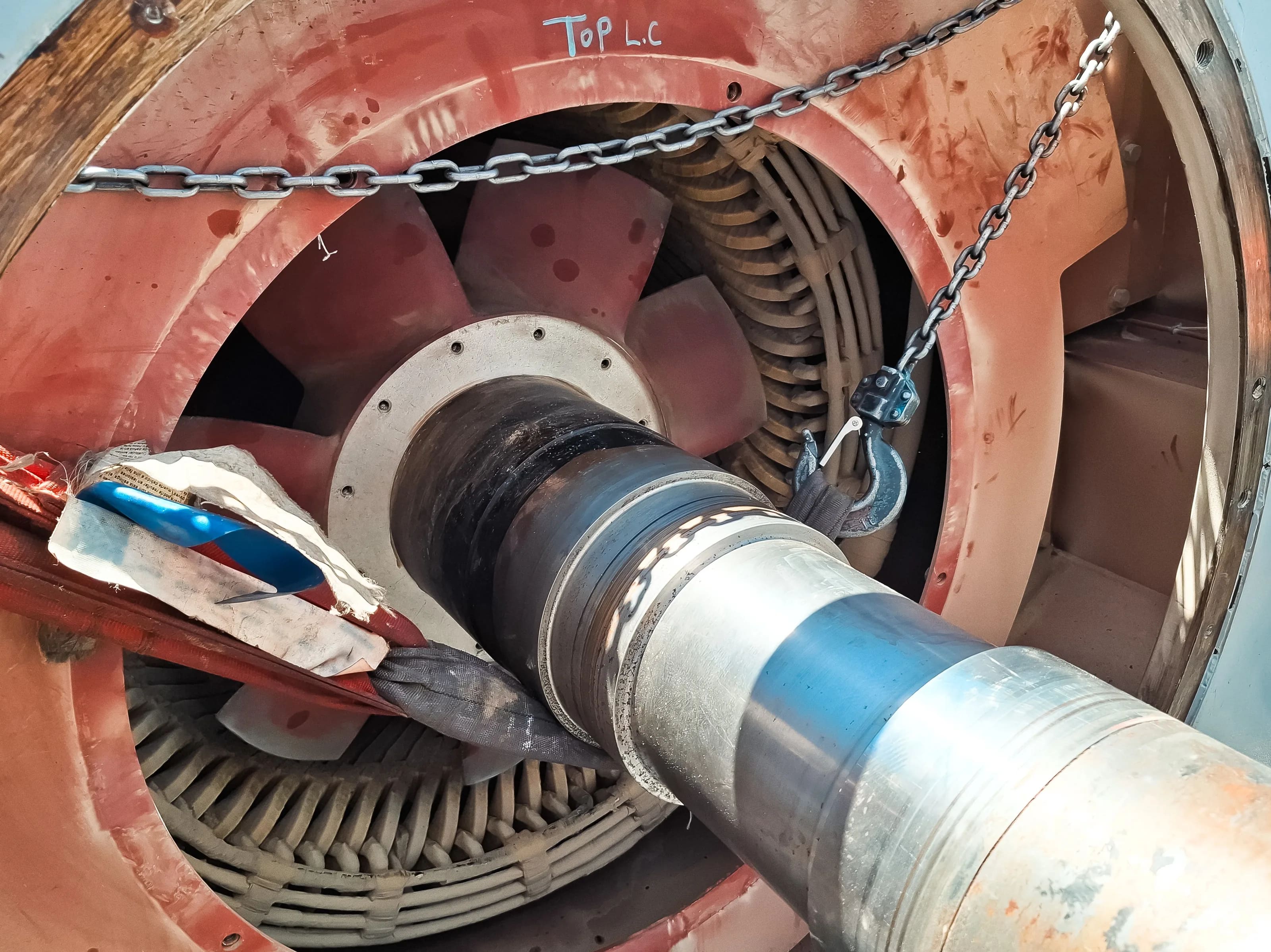 Extracción del rotor de un motor de gran potencia con cadenas y eslingas durante un mantenimiento en sitio