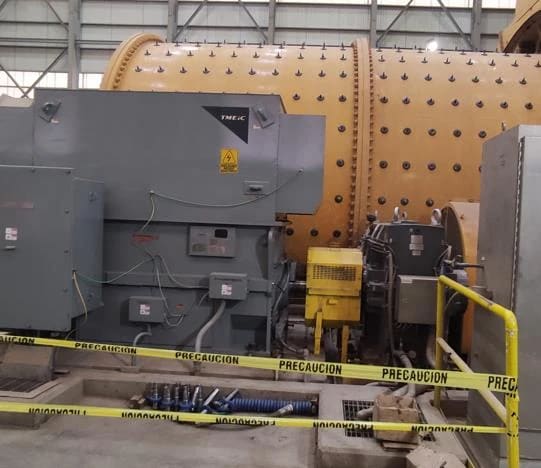 Motor TMEIC de 3,100 kW acoplado al molino de bolas en la planta de la unidad minera, con el área delimitada durante la puesta en marcha
