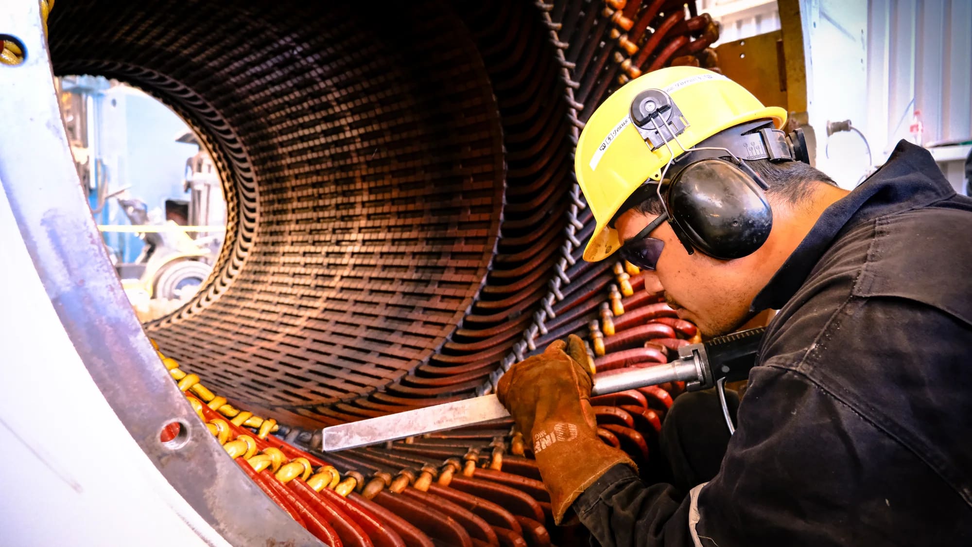 Limpieza criogénica con CO2 al estator de generador KATO 2,500 kW durante overhaul L4