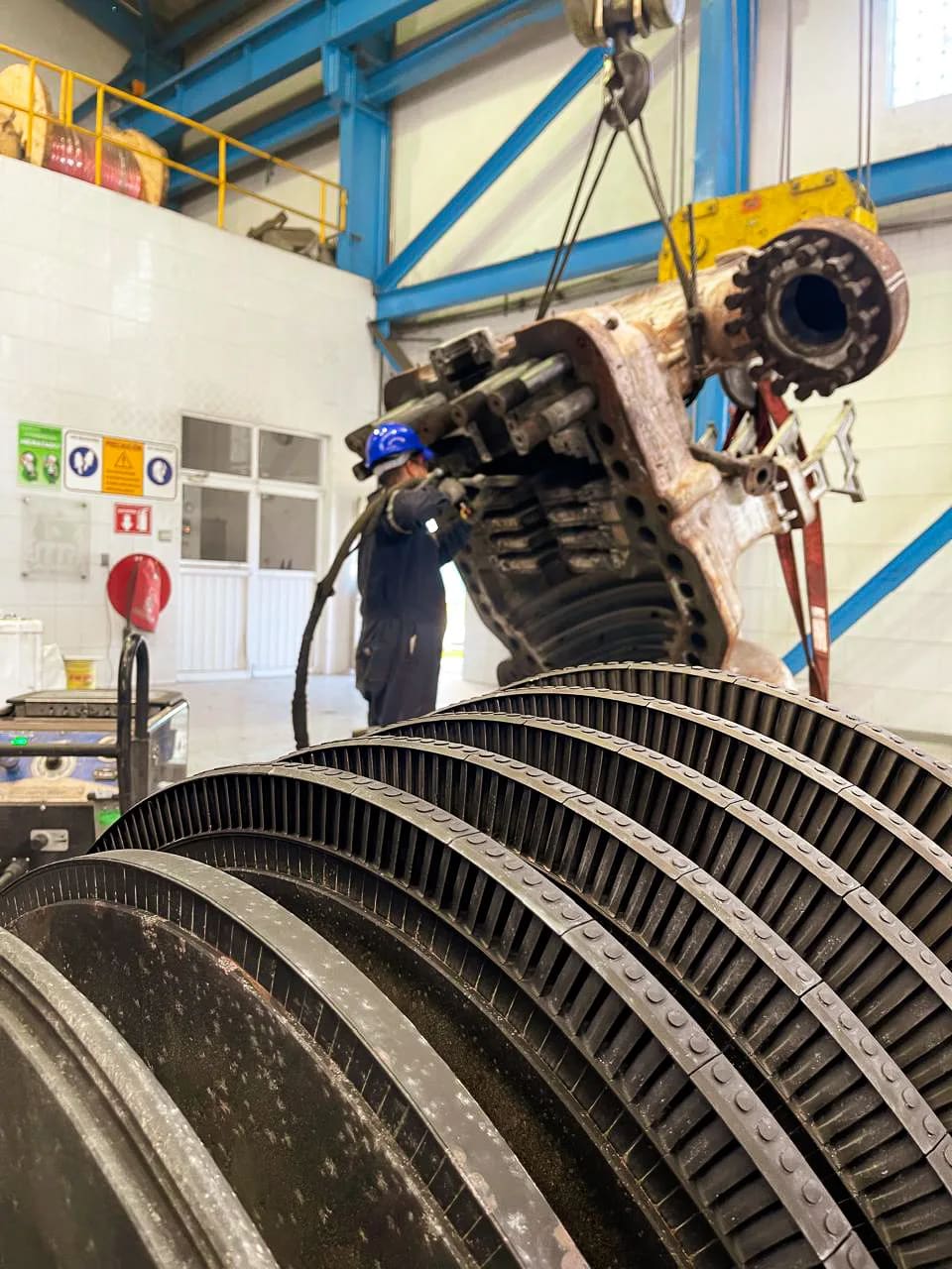 Álabes de turbina en primer plano durante el proceso de limpieza criogénica