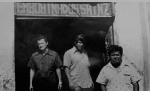 Fotografía histórica de los fundadores frente al taller Embobinados Sáinz