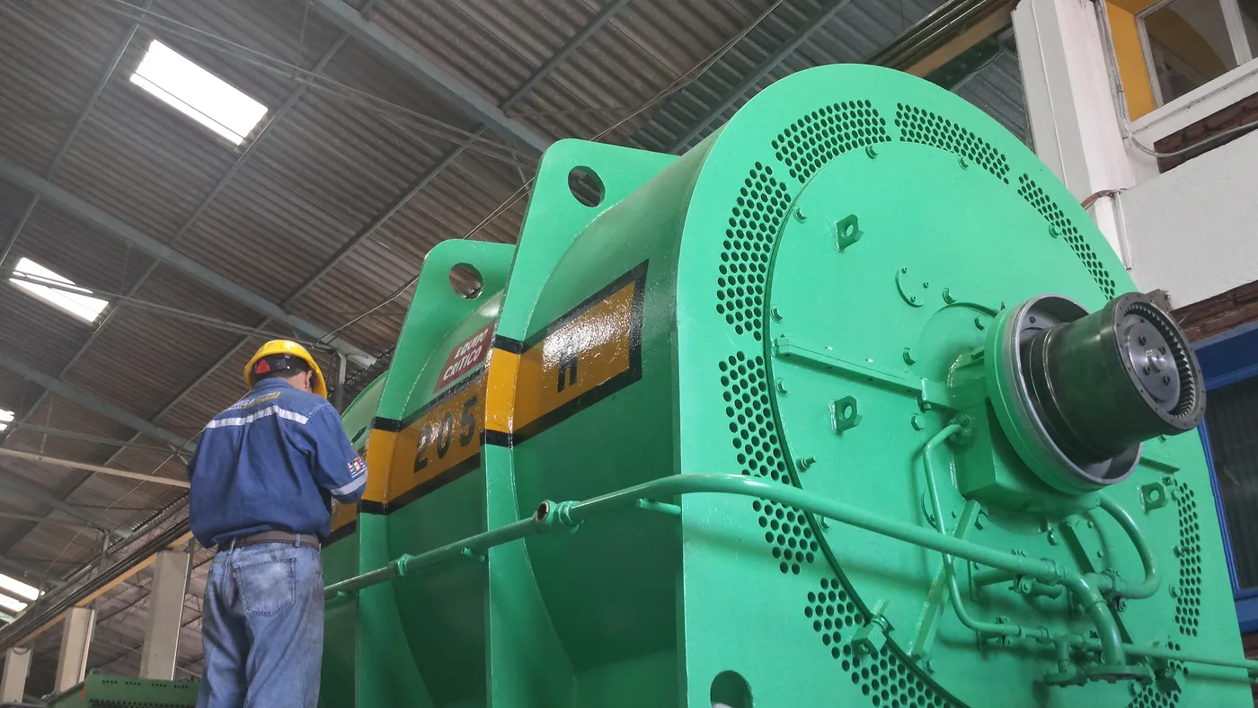 Motor de gran potencia maniobrado con montacargas en el taller