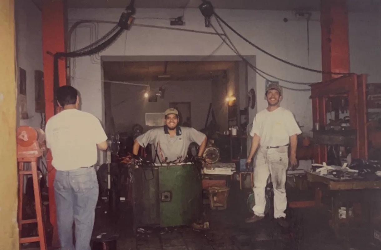 Técnicos trabajando en el taller original junto al horno