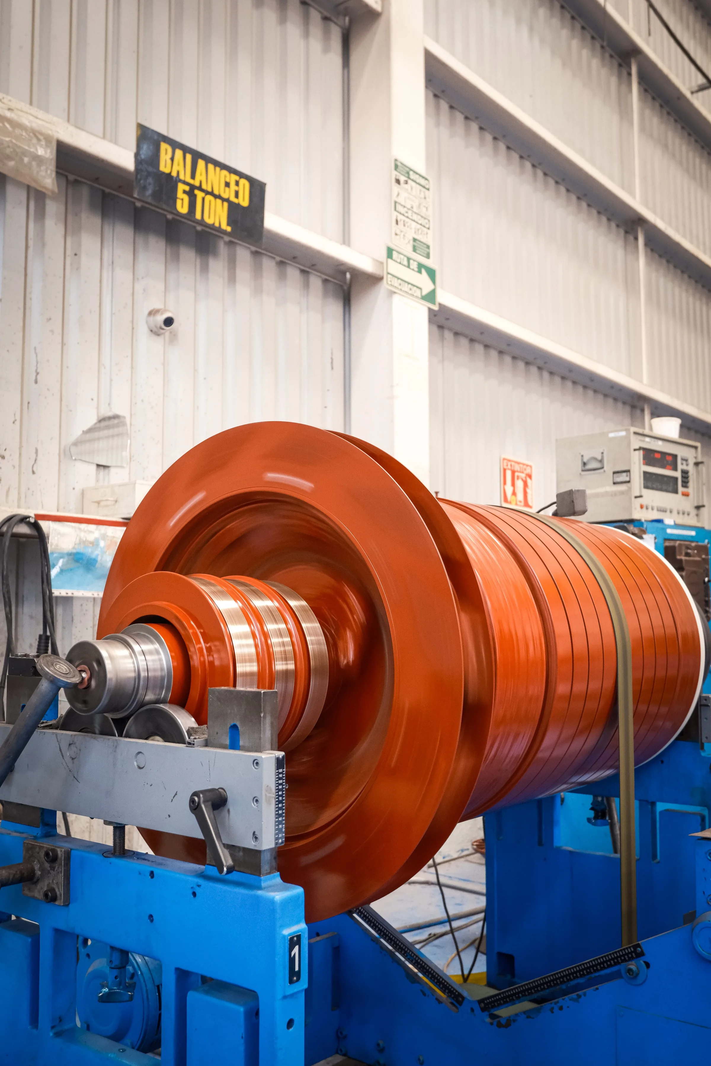 Rotor de gran diámetro girando en la balanceadora de 5 toneladas del taller