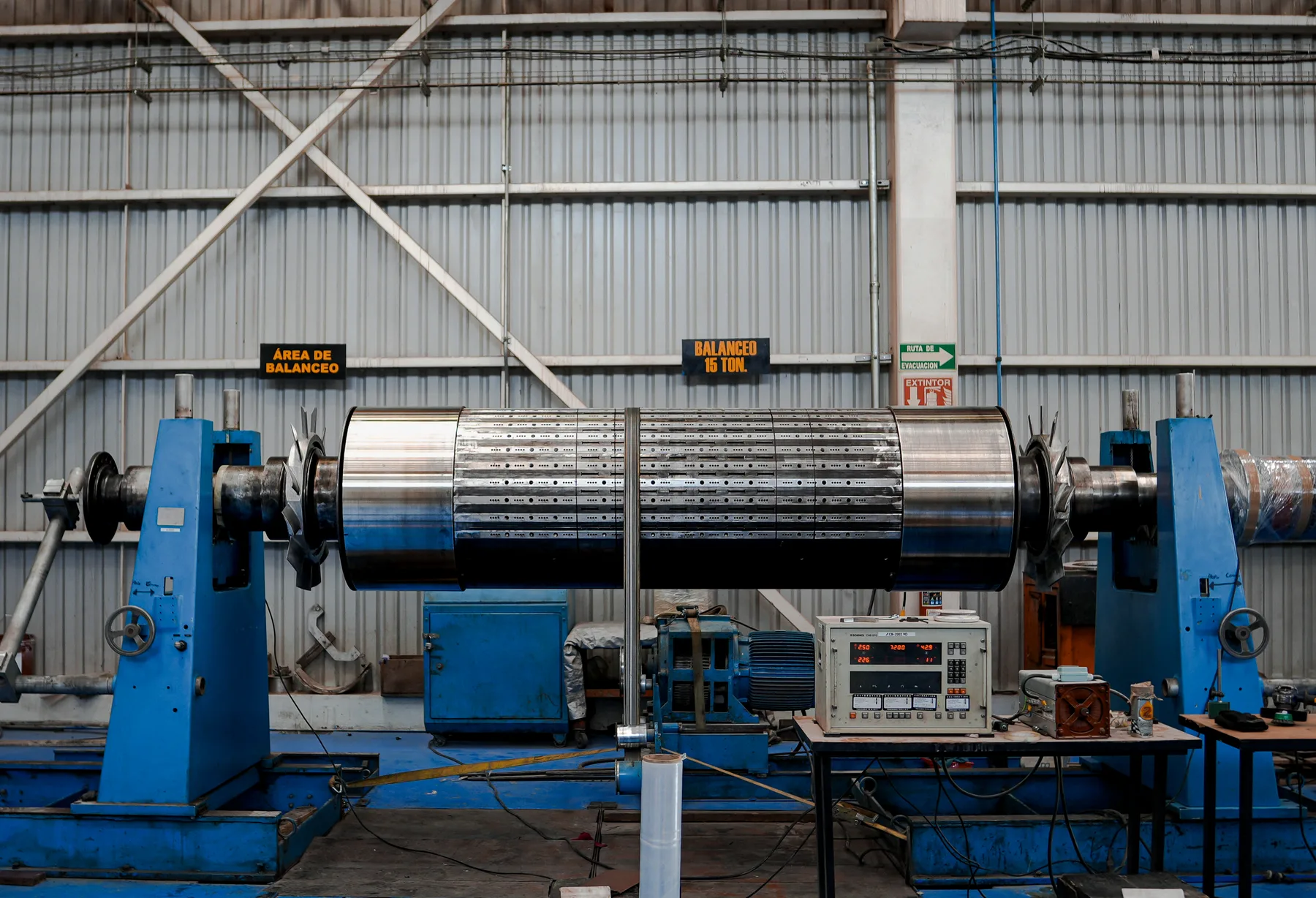 Rotor de jaula de ardilla montado en balanceadora dinámica Schenck en el taller TEMISA