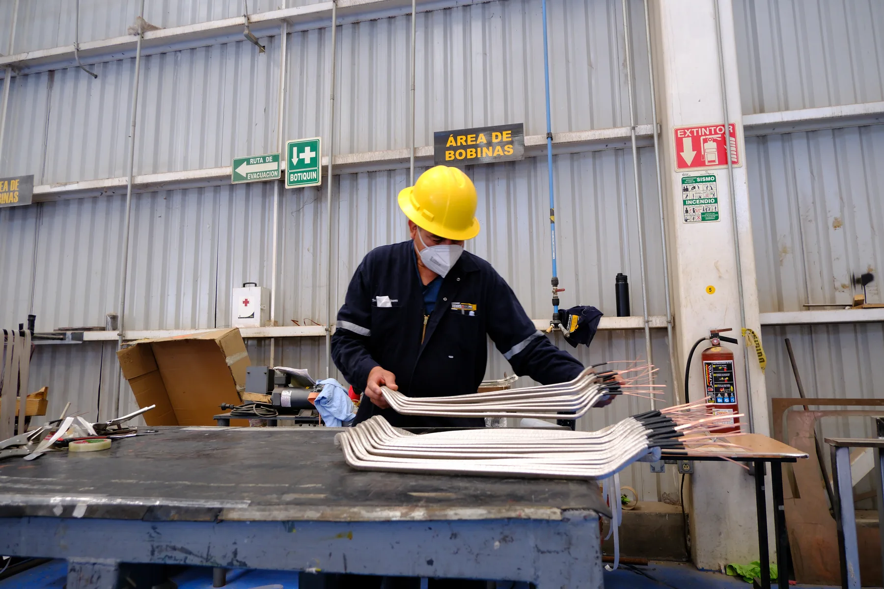 Técnico formando bobinas en el área de fabricación de bobinas de TEMISA