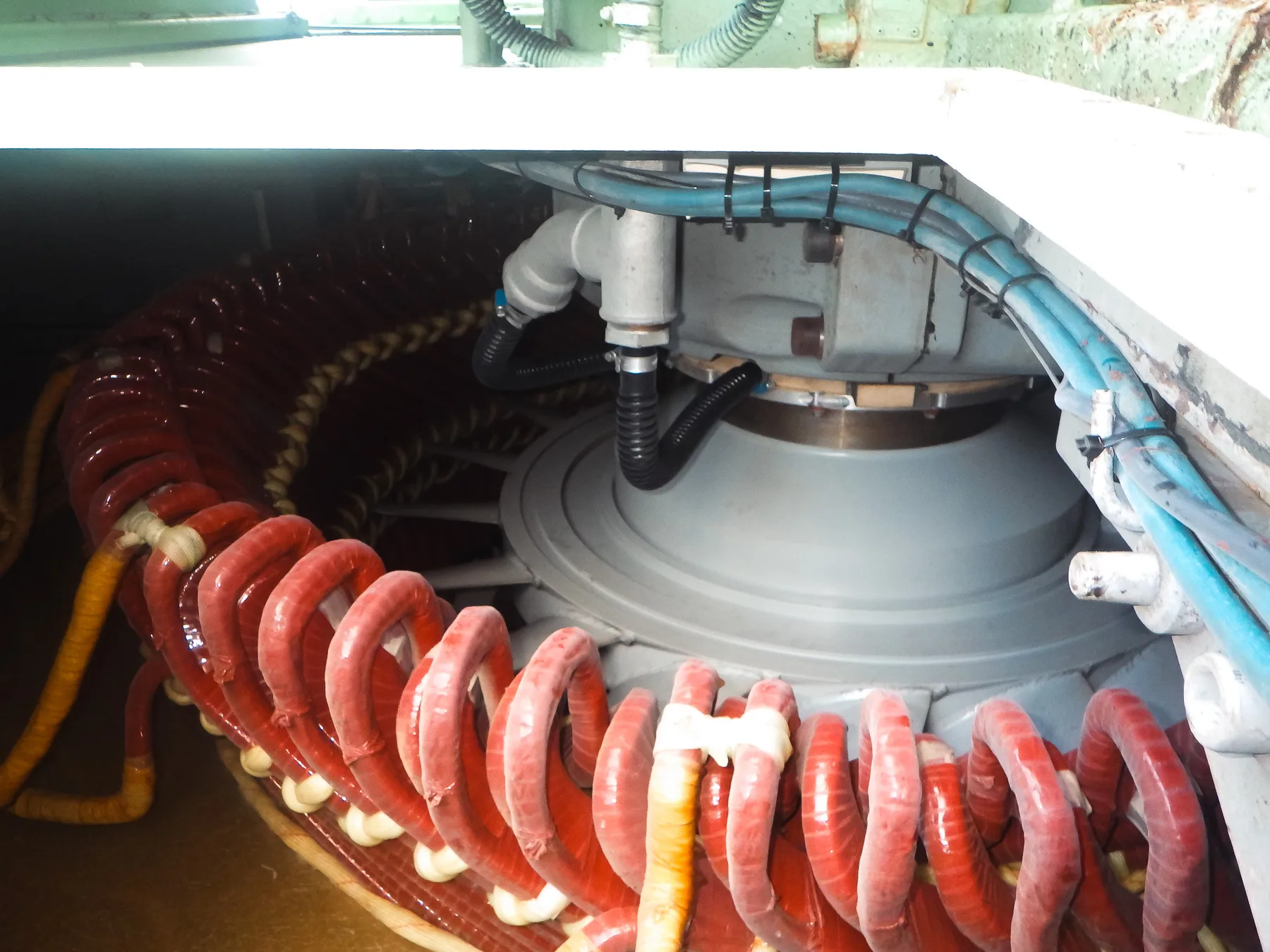 Detalle de bobinas del estator y ventilador centrífugo de generador síncrono