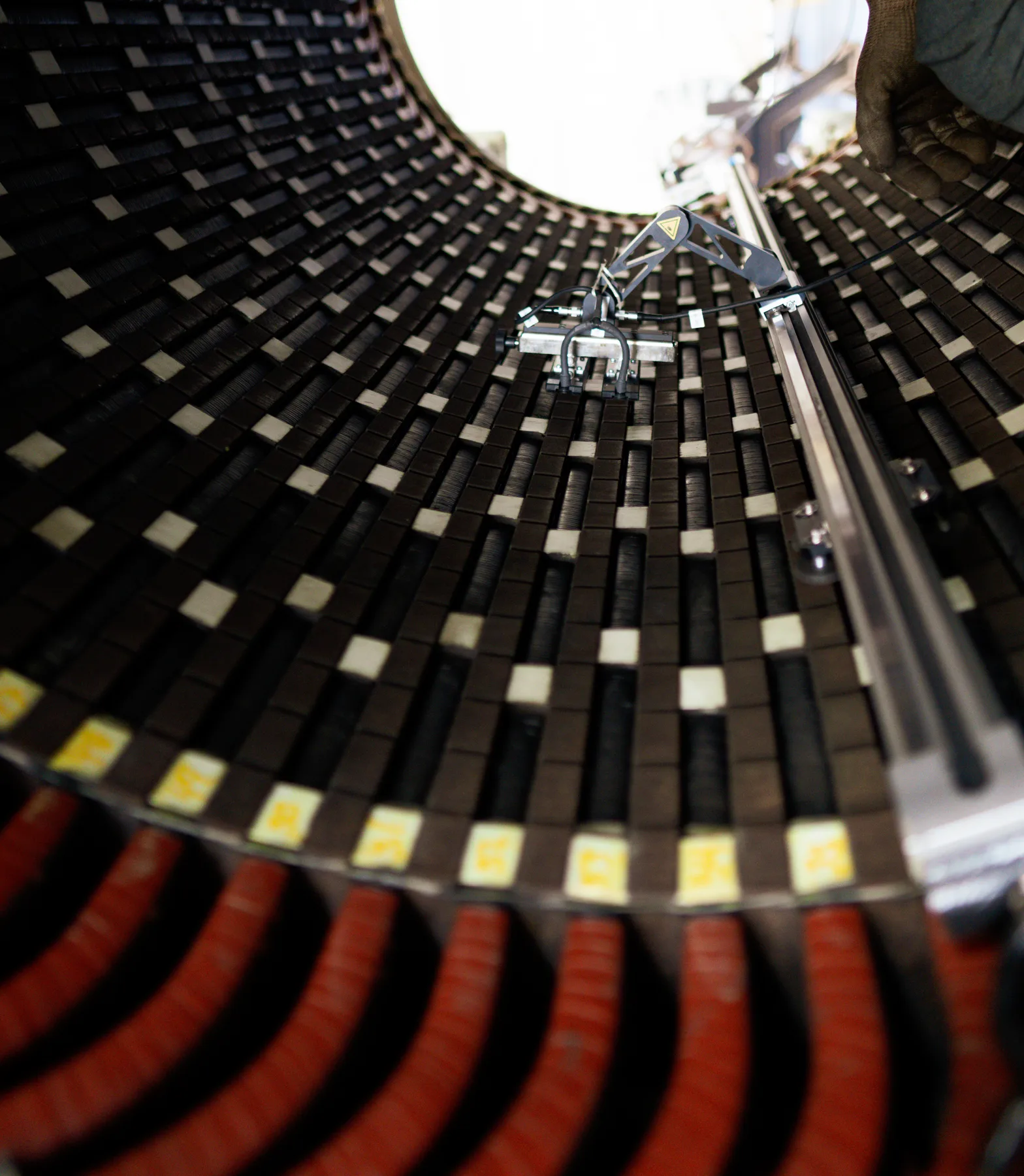 Vista desde dentro del bore de un estator hacia un instrumento de diagnóstico eléctrico, taller de TEMISA