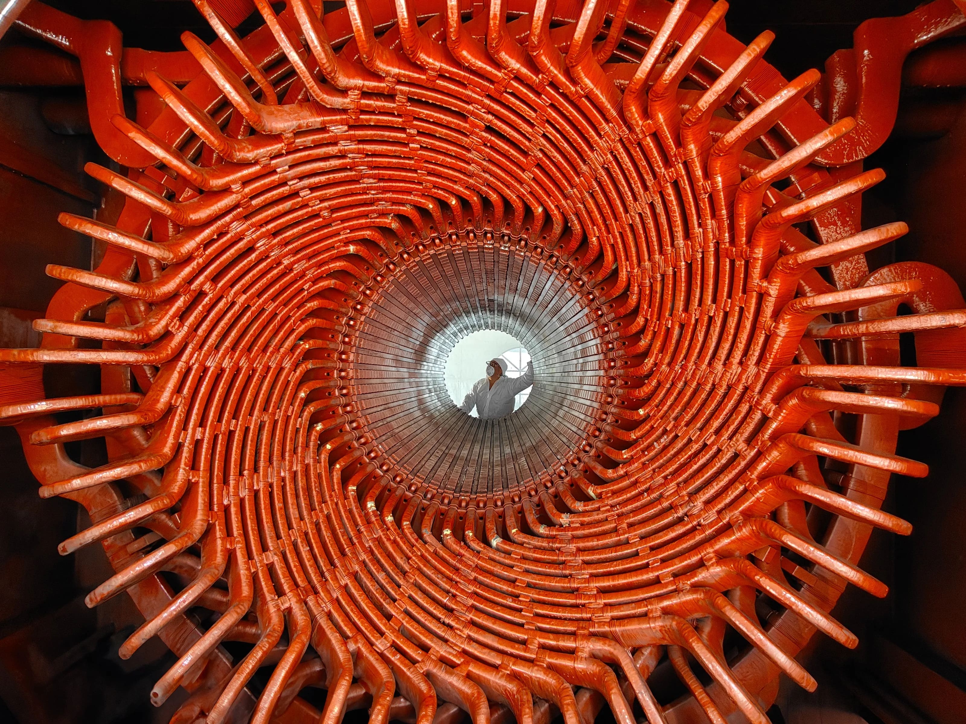 Espiral de cabezales de bobina del estator de un generador con técnico al centro