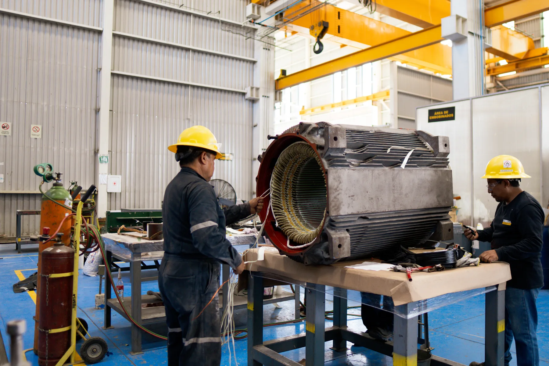Estator de motor de gran potencia en el área de embobinados del taller