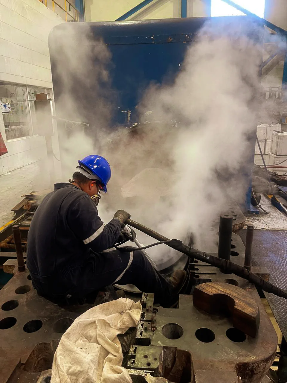 Técnico de TEMISA aplicando chorro de hielo seco CO2 durante una limpieza criogénica