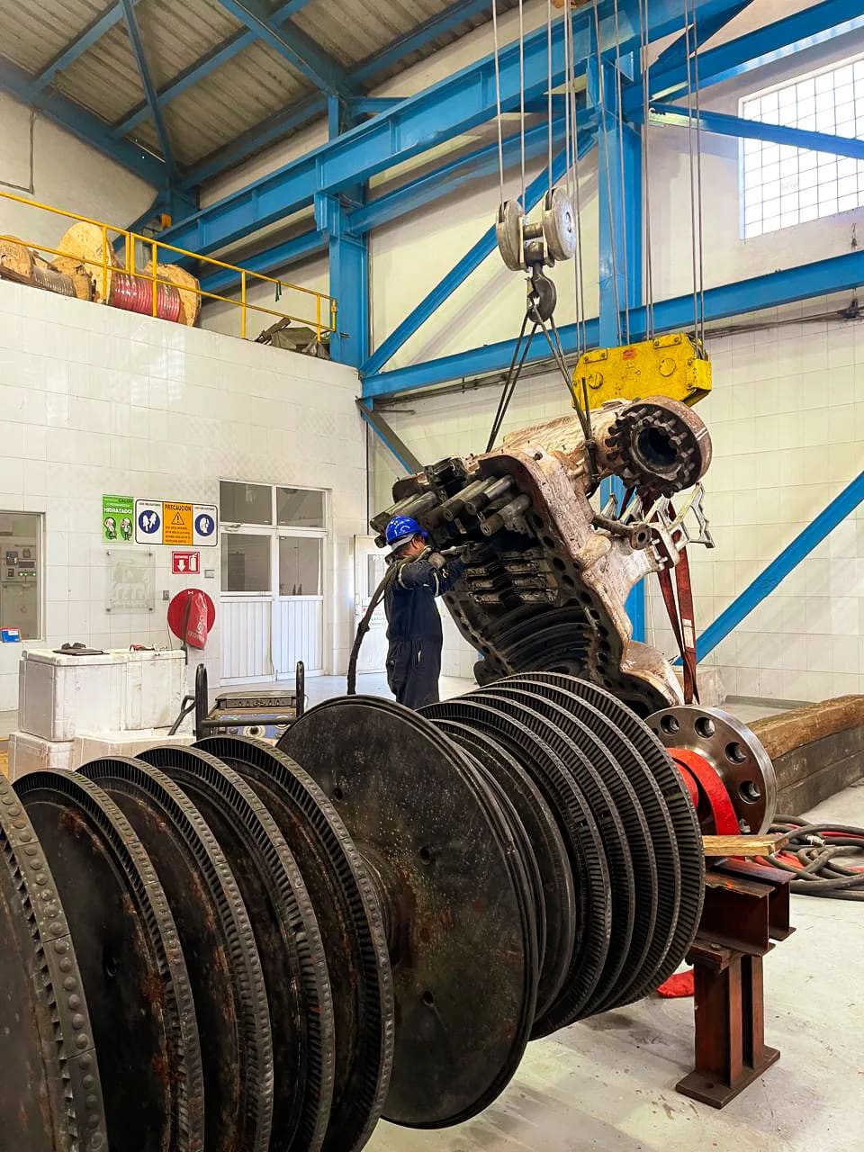 Rotor de turbina de vapor y carcasa suspendida durante limpieza criogénica