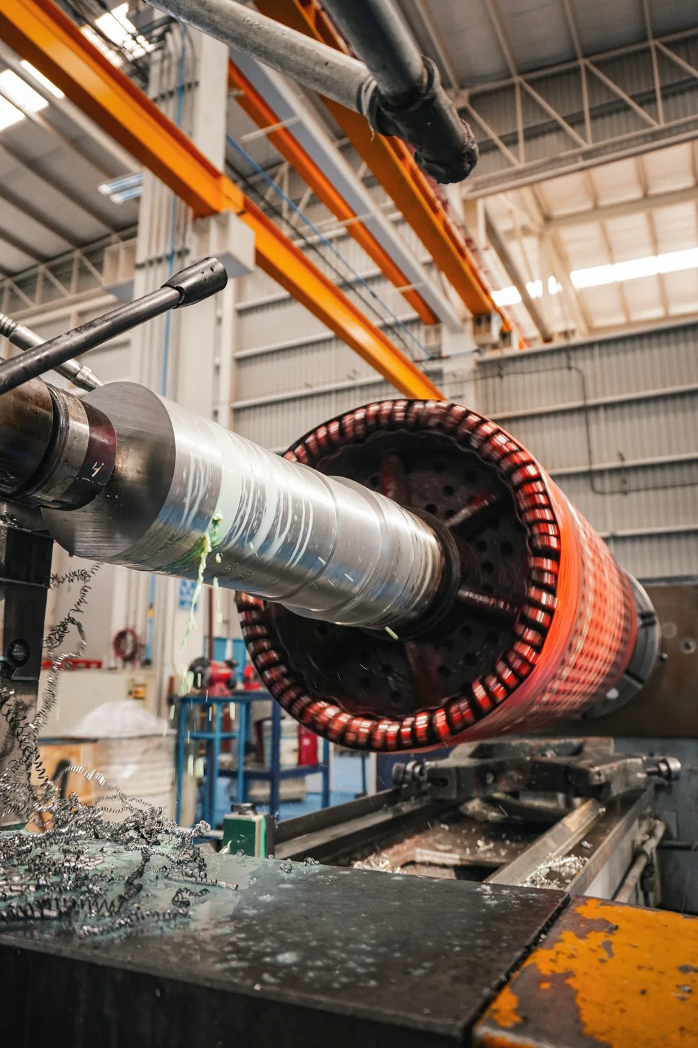 Maquinado de la flecha de un rotor en torno durante reparación mecánica