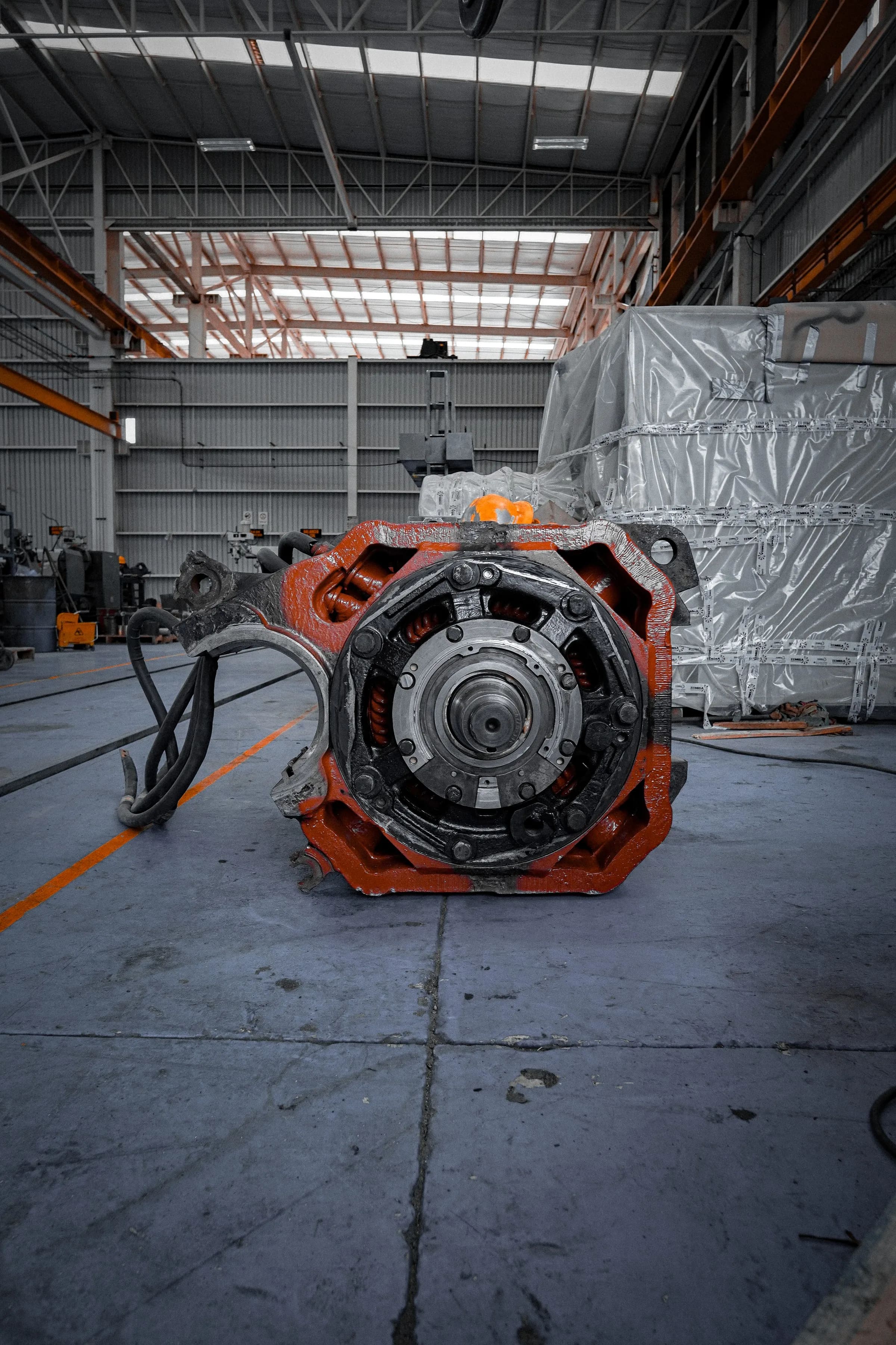 Motor de tracción completo, visto de frente con los portaescobillas, sobre el piso de la nave del taller