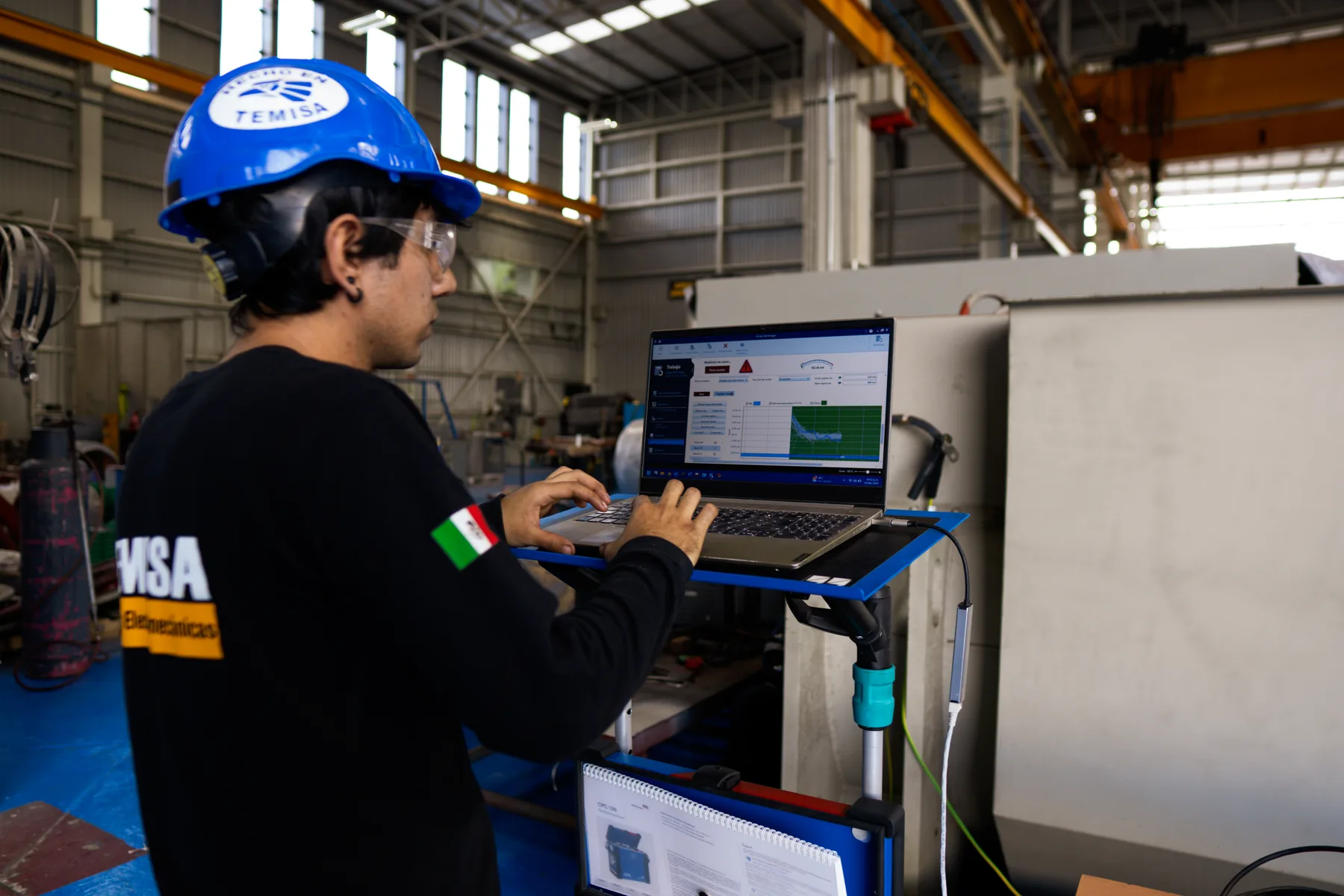 Técnico de TEMISA ejecutando prueba de descargas parciales desde laptop