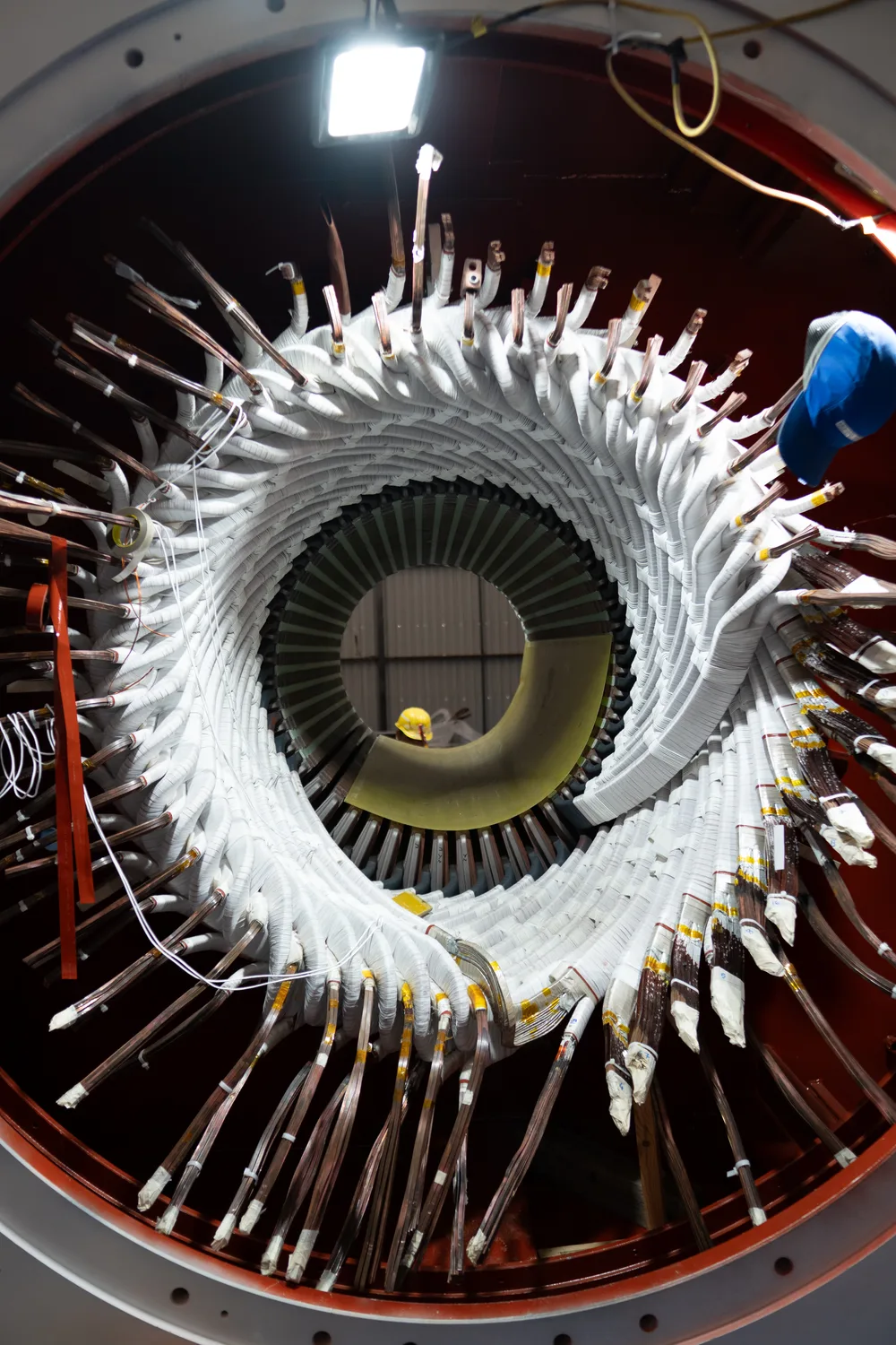 Cabezales de bobina nuevos en el estator de un motor tras un rebobinado bajo norma EASA AR100 en TEMISA