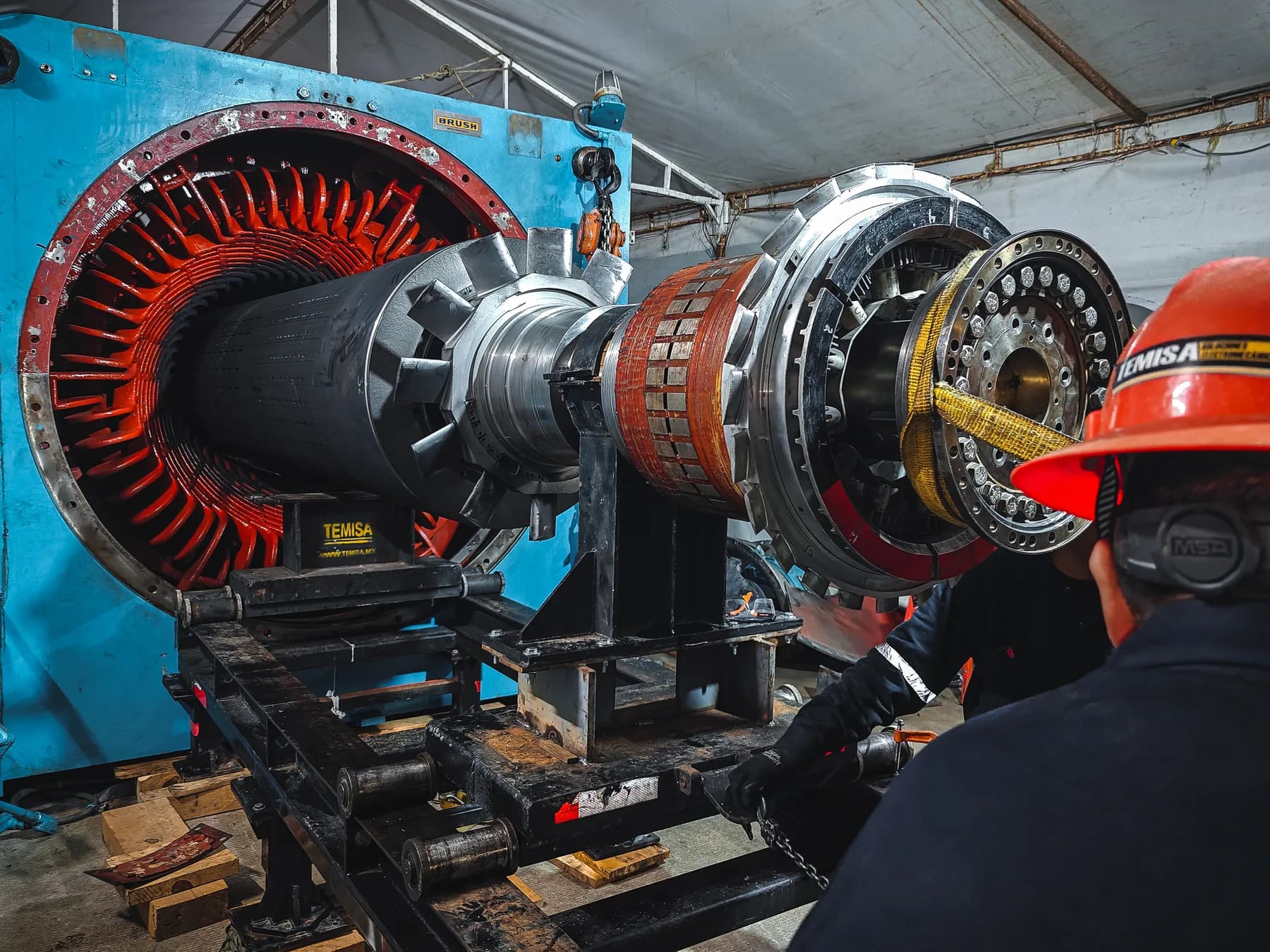 Extracción del rotor de un generador con cuadrilla en campo