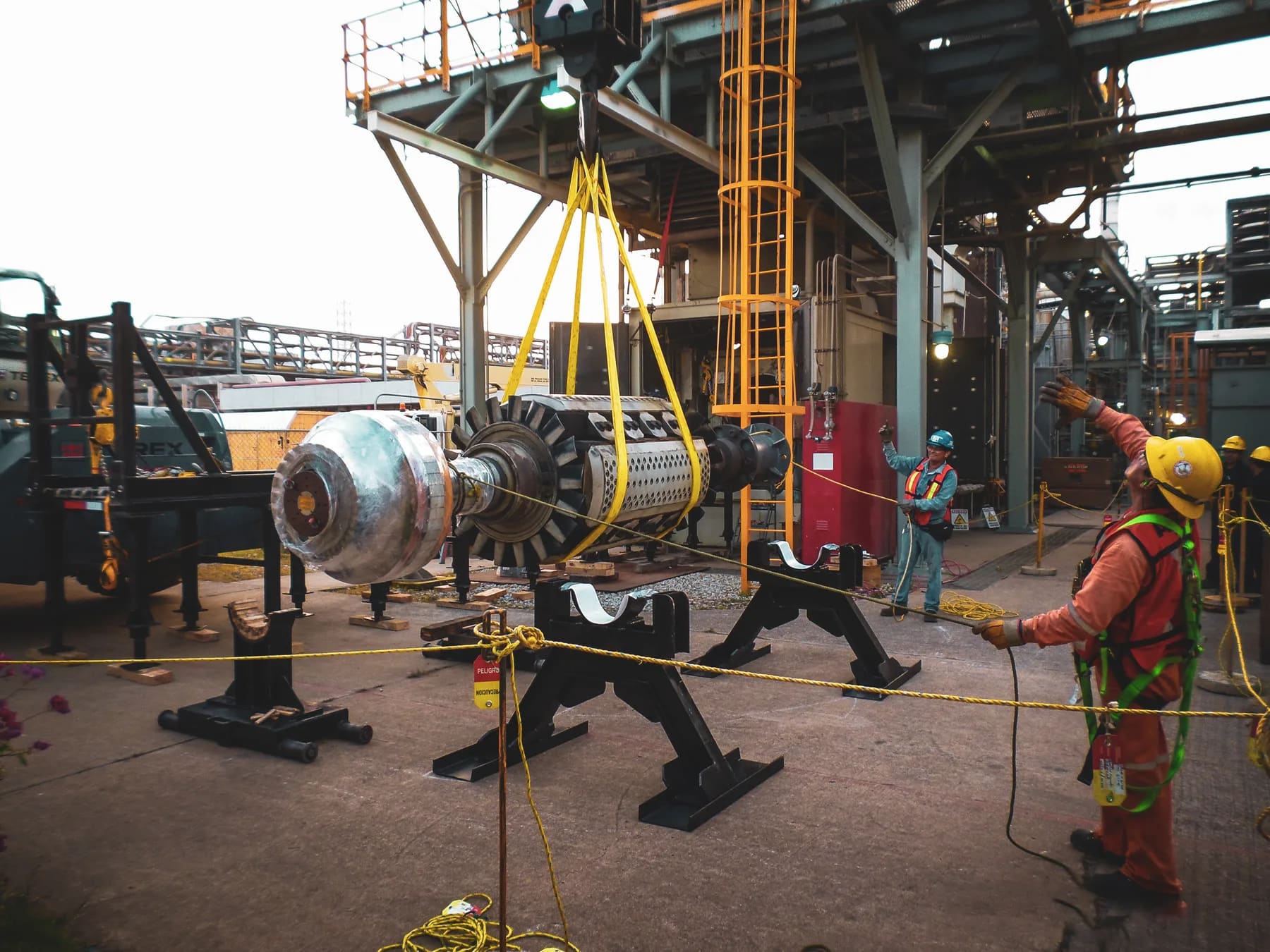 Izaje del rotor de un turbogenerador con grúa en planta al amanecer