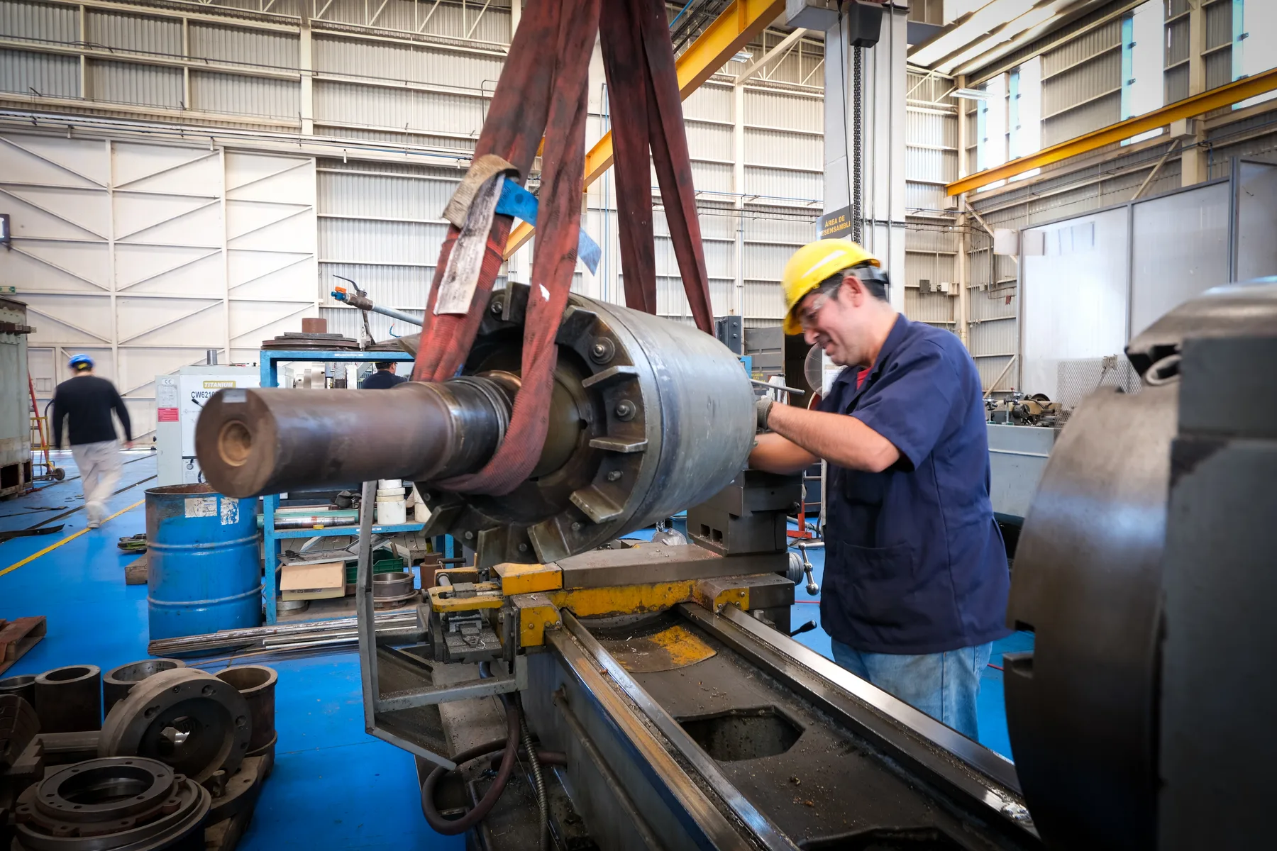 Montaje de rotor con eslingas en el área de desensamble