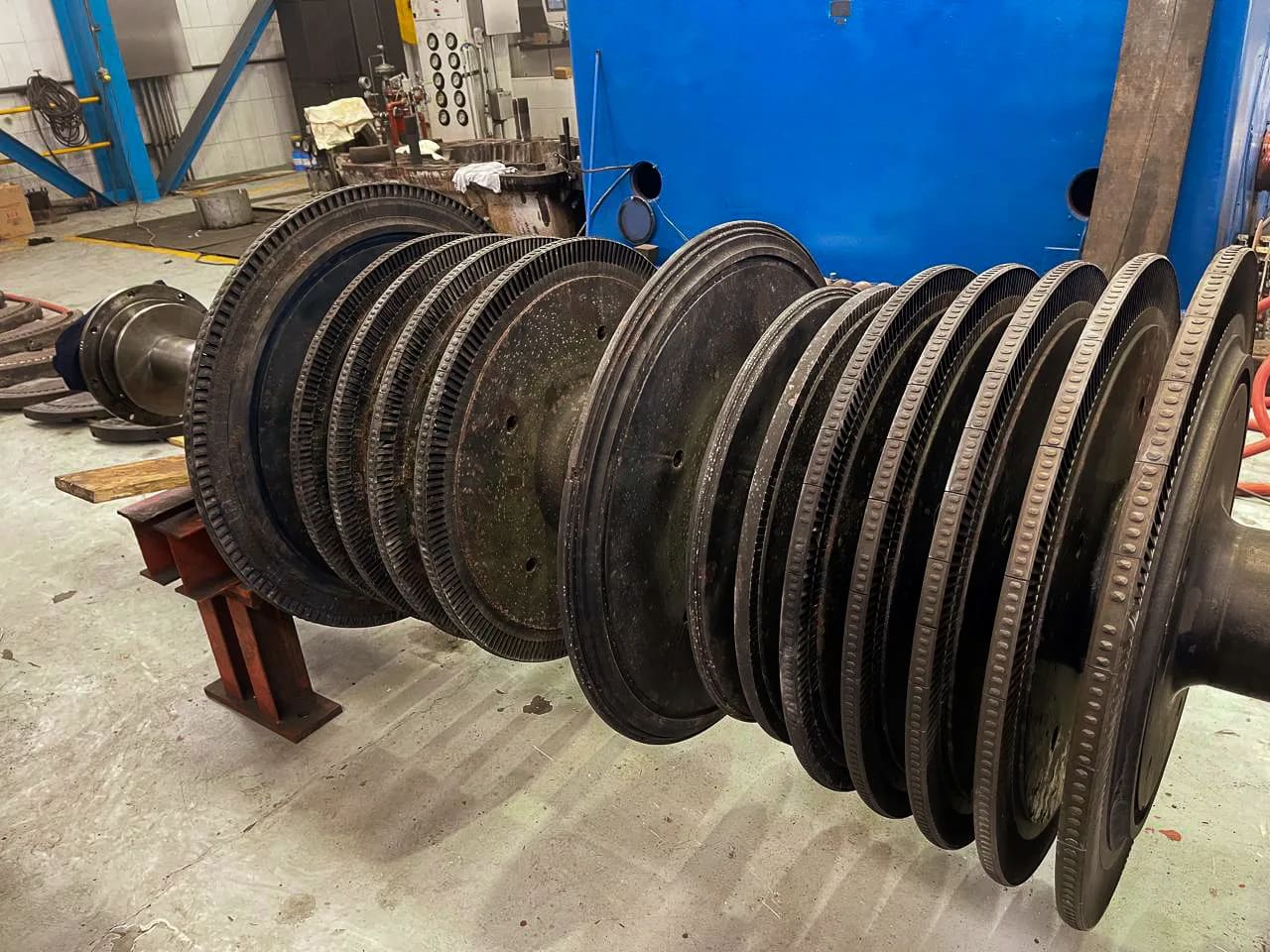 Rotor de turbina de vapor con álabes después de limpieza criogénica
