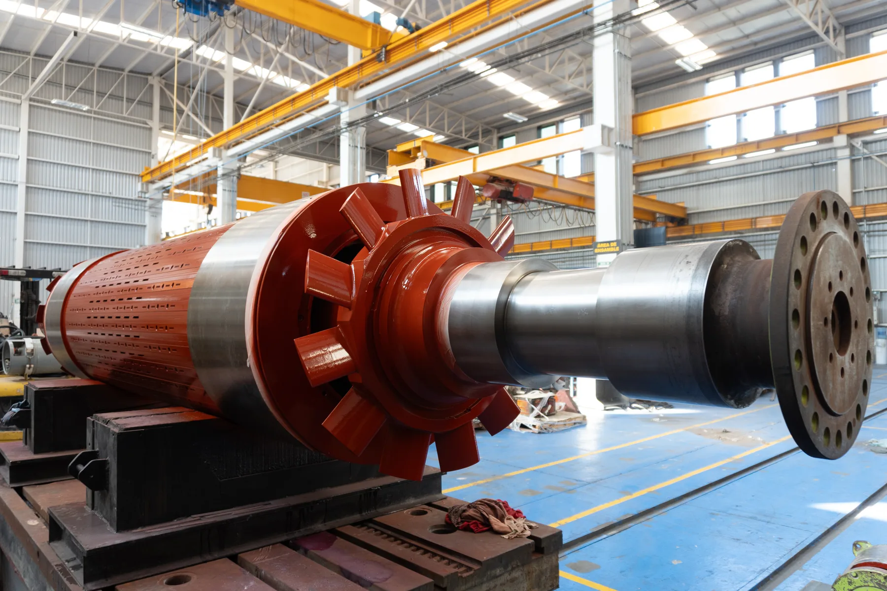 Rotor de turbogenerador en la nave del taller — división TEMISA Power Gen