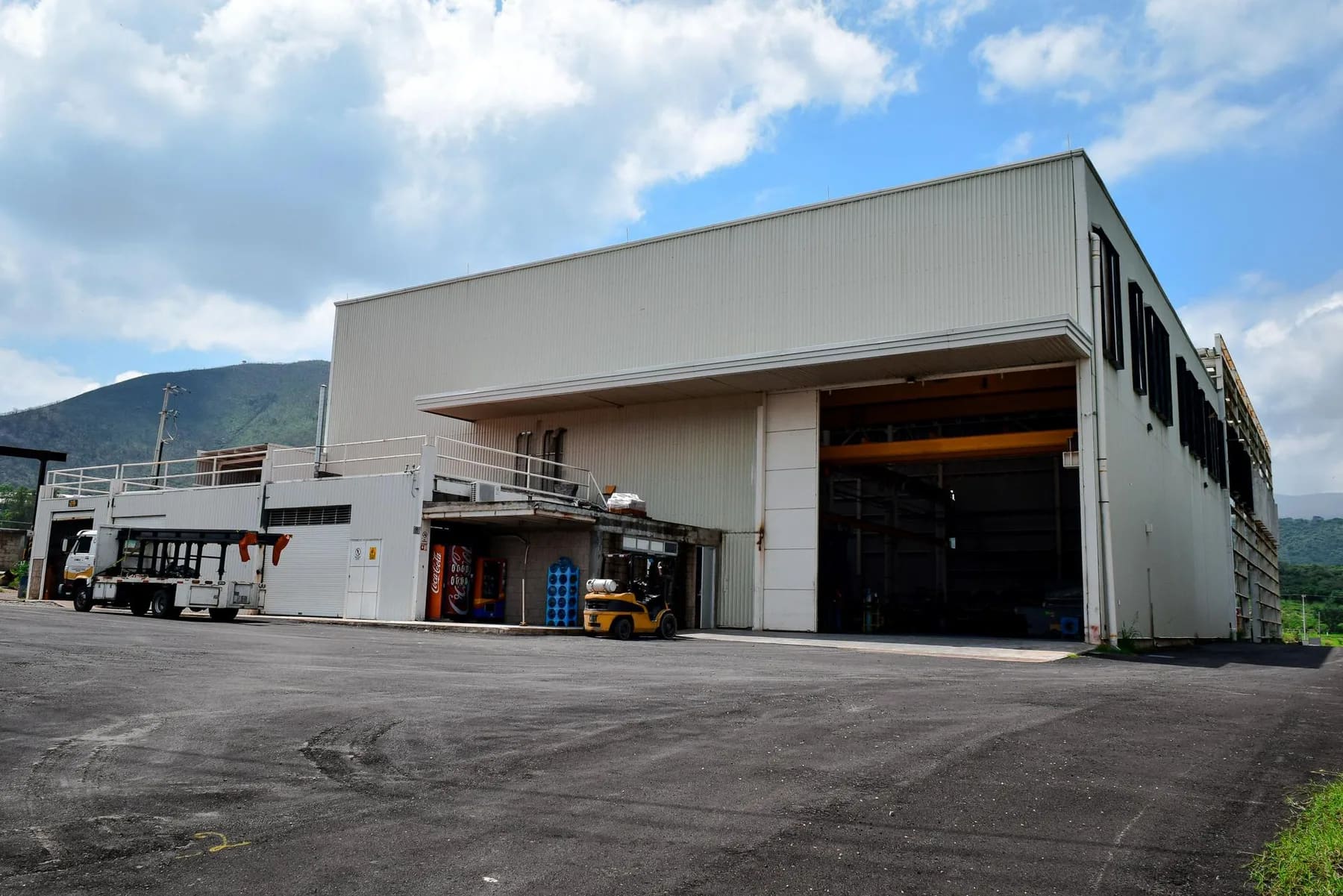 Exterior de la nave del taller TEMISA con portón abierto y montacargas