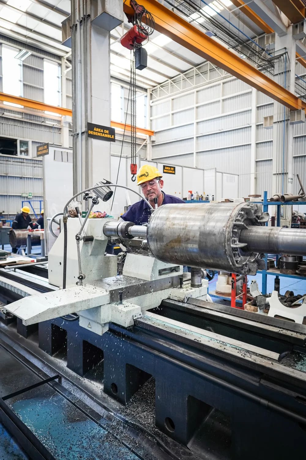 Torno paralelo maquinando el núcleo de un rotor en el taller TEMISA