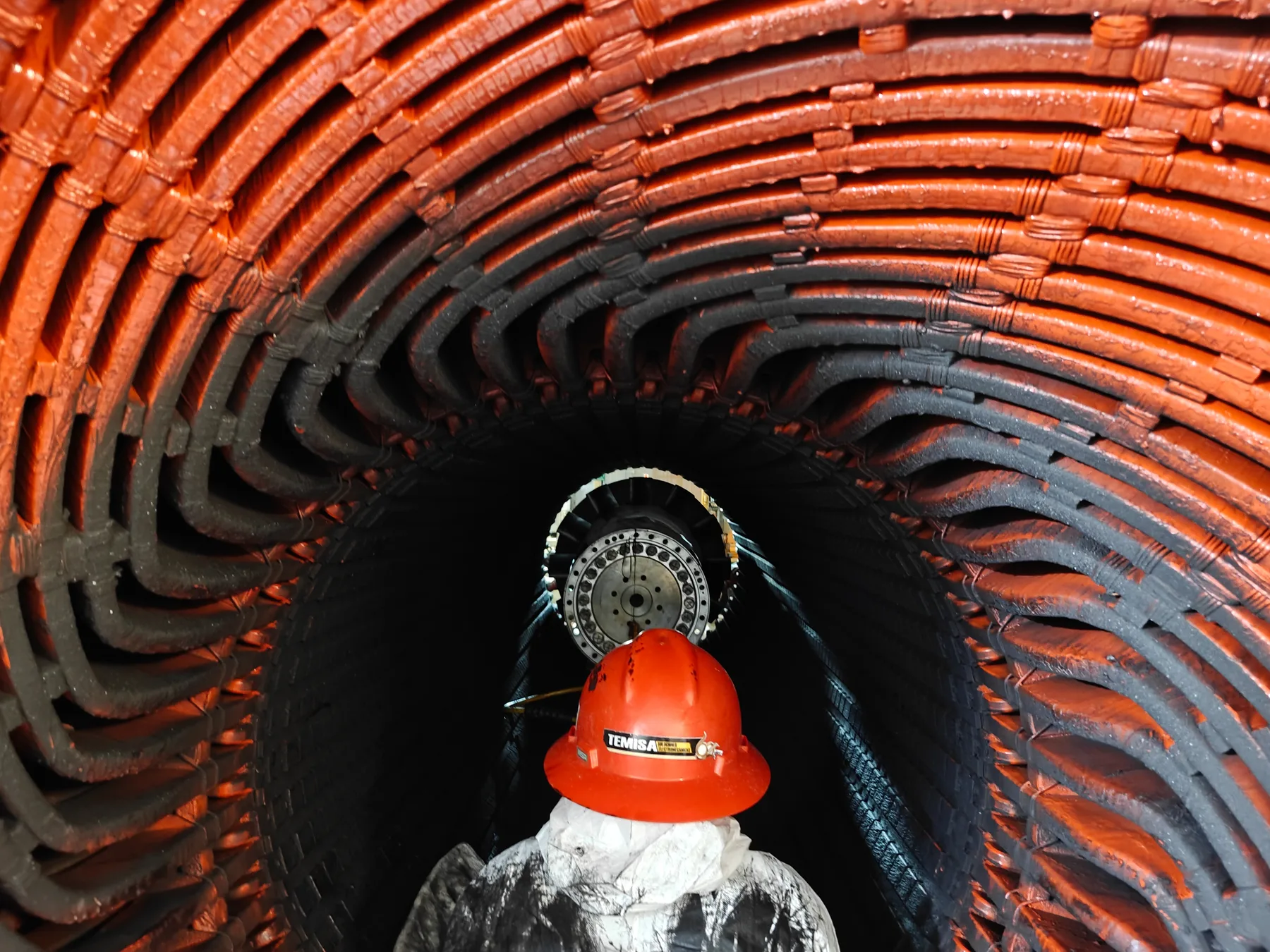 Técnico dentro del túnel del estator de un motor de gran potencia durante servicio
