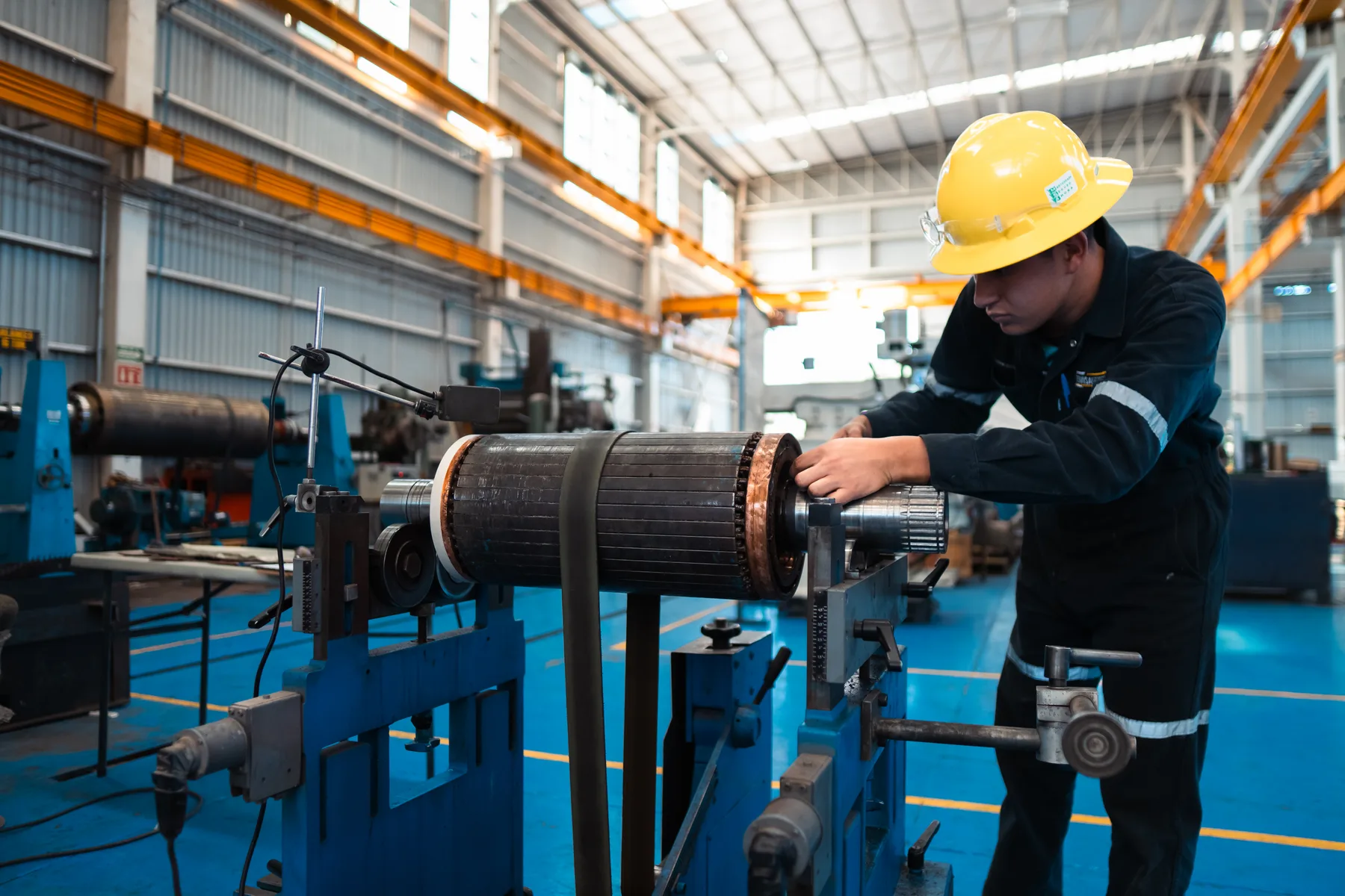 Técnico de TEMISA verificando el rotor de un motor en la balanceadora para diagnosticar ruido y vibración