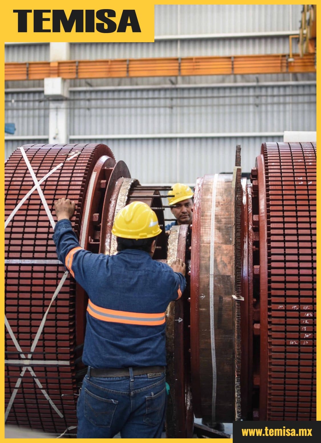 Cuadrilla ensamblando los núcleos laminados del rotor