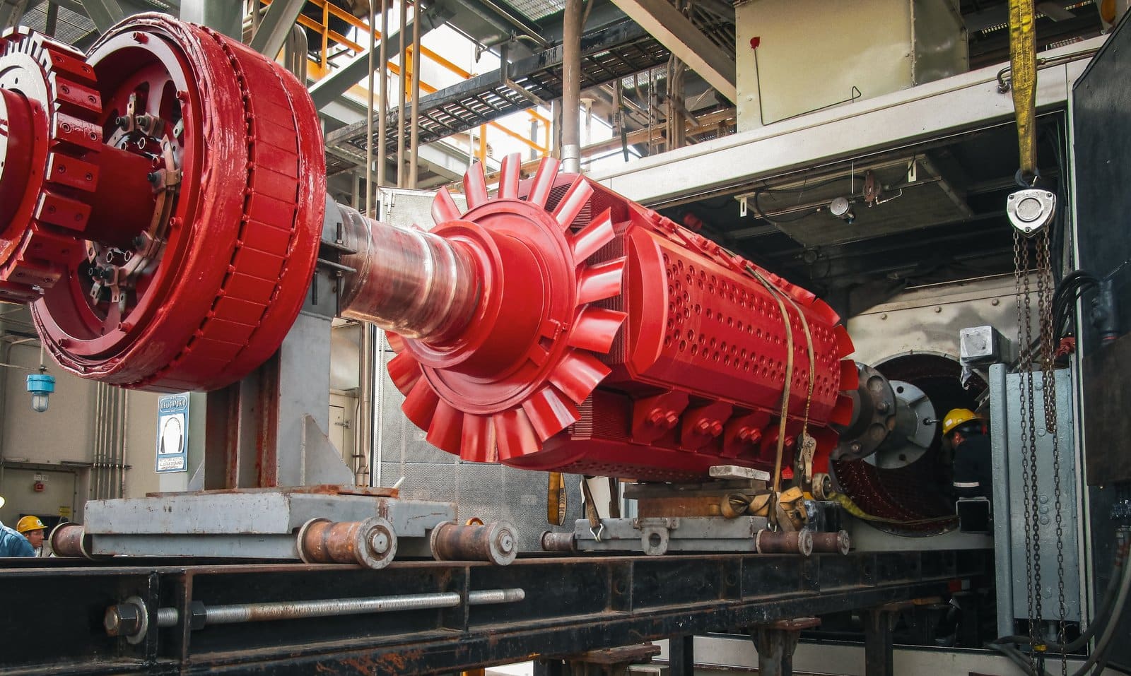Extracción del rotor de un generador sobre riel en el taller