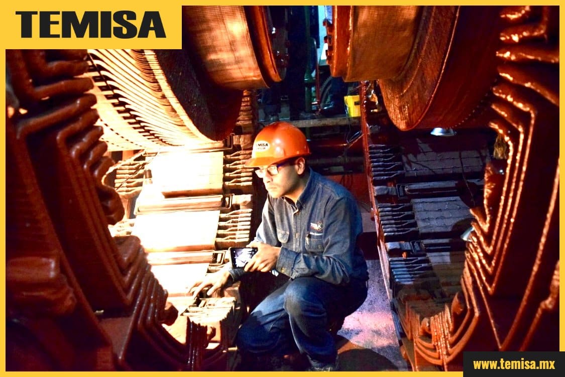 Inspección con linterna de las cabezas de bobina del estator