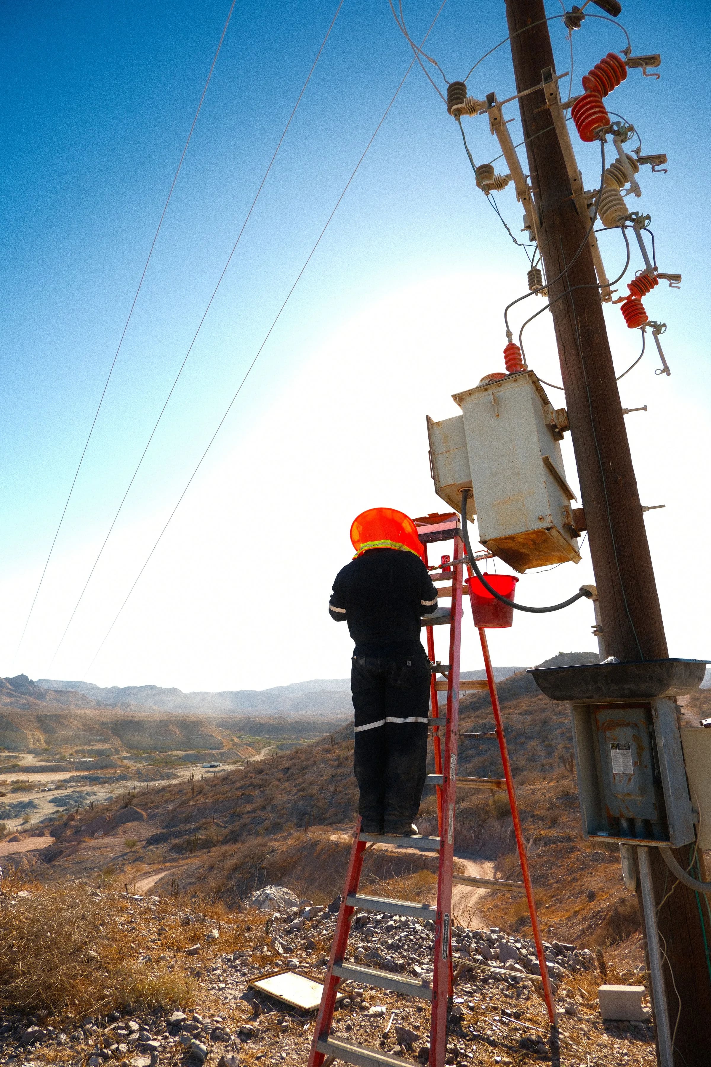 Mantenimiento a transformador de distribución tipo poste