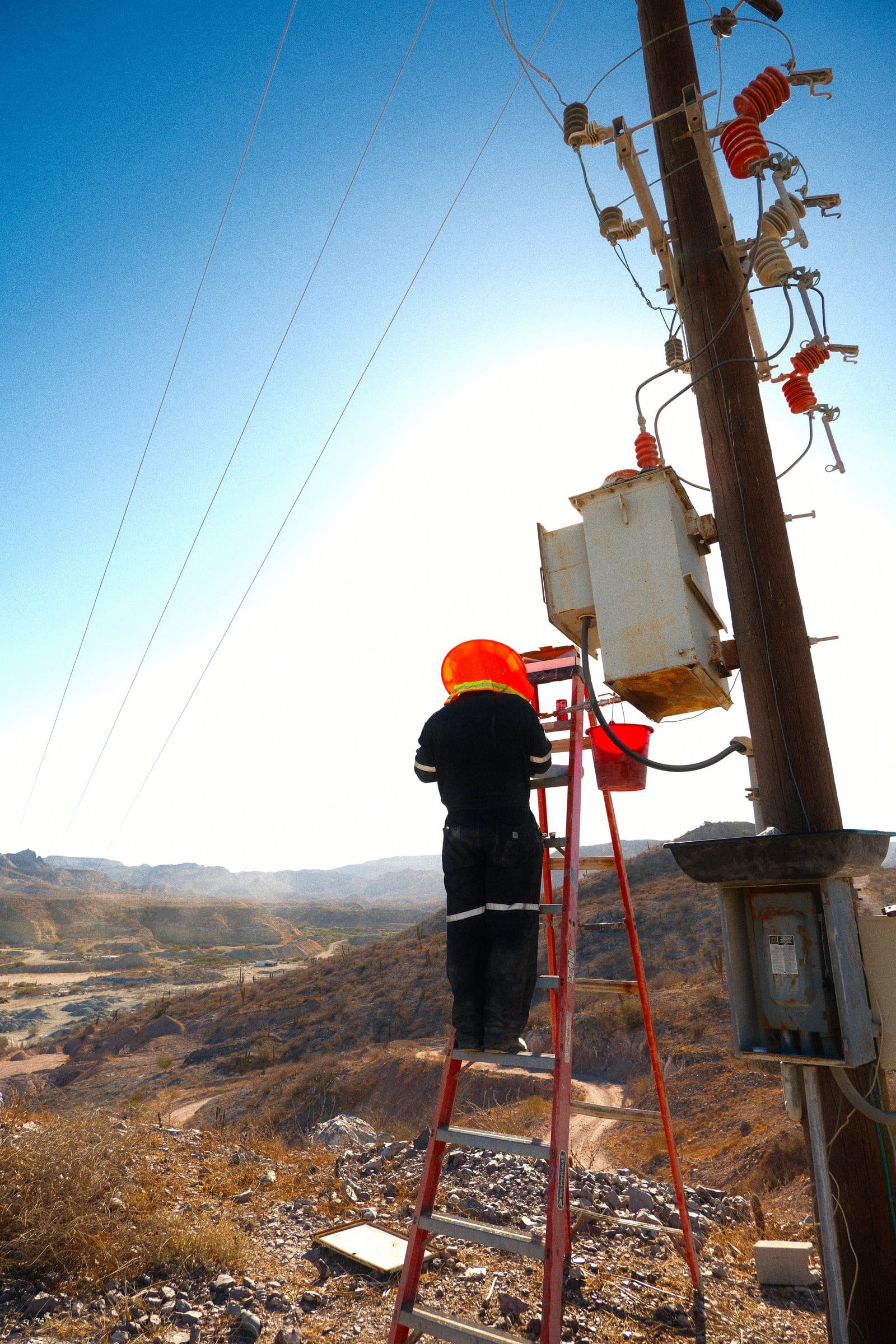 Mantenimiento a transformador de distribución tipo poste