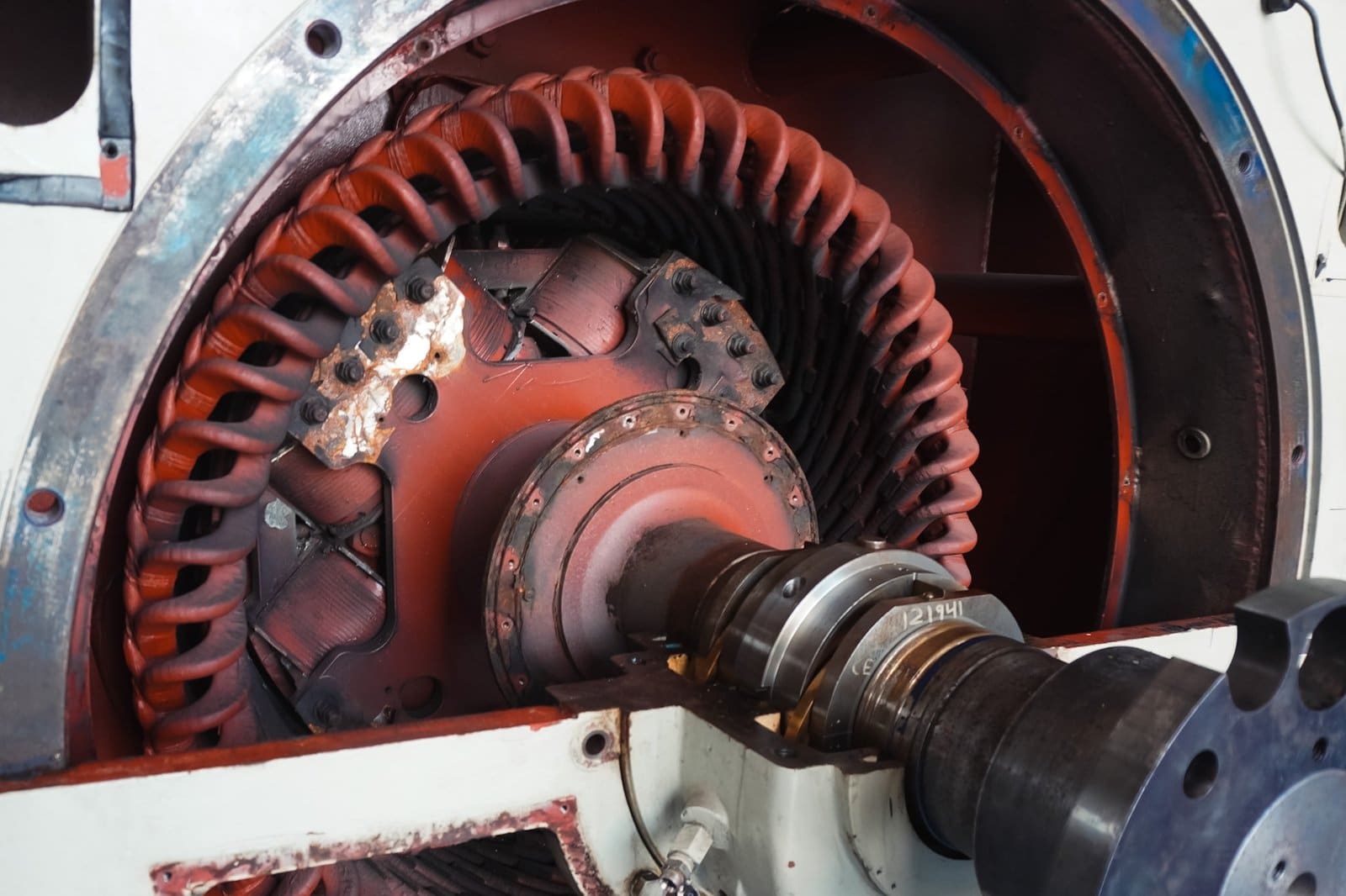 Rotor de polos salientes de un generador síncrono durante overhaul