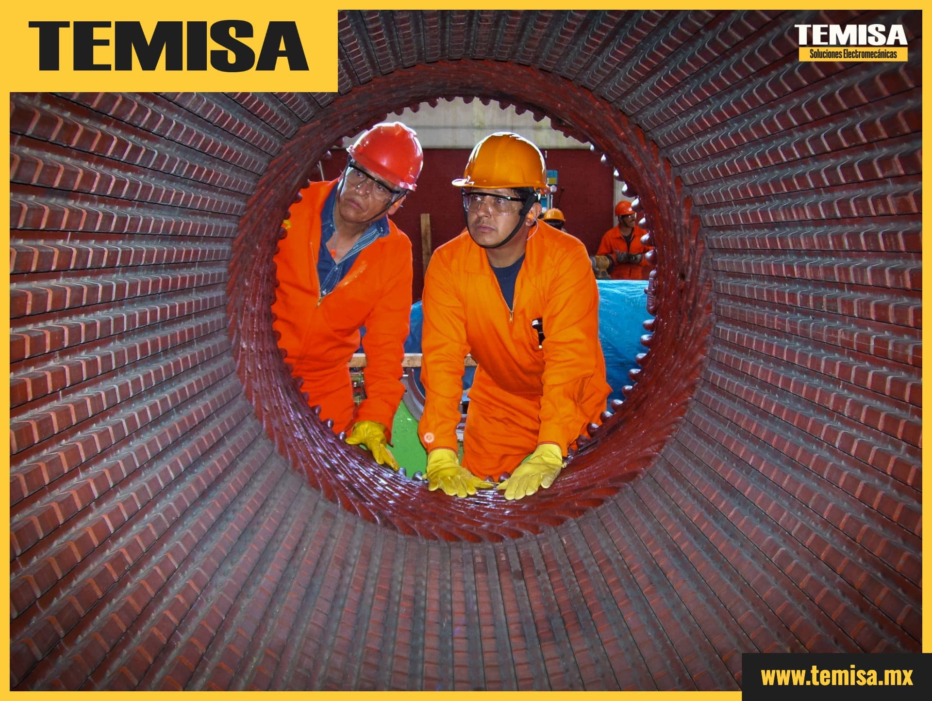 Técnicos rebobinando desde el interior del núcleo del estator, motor de media tensión