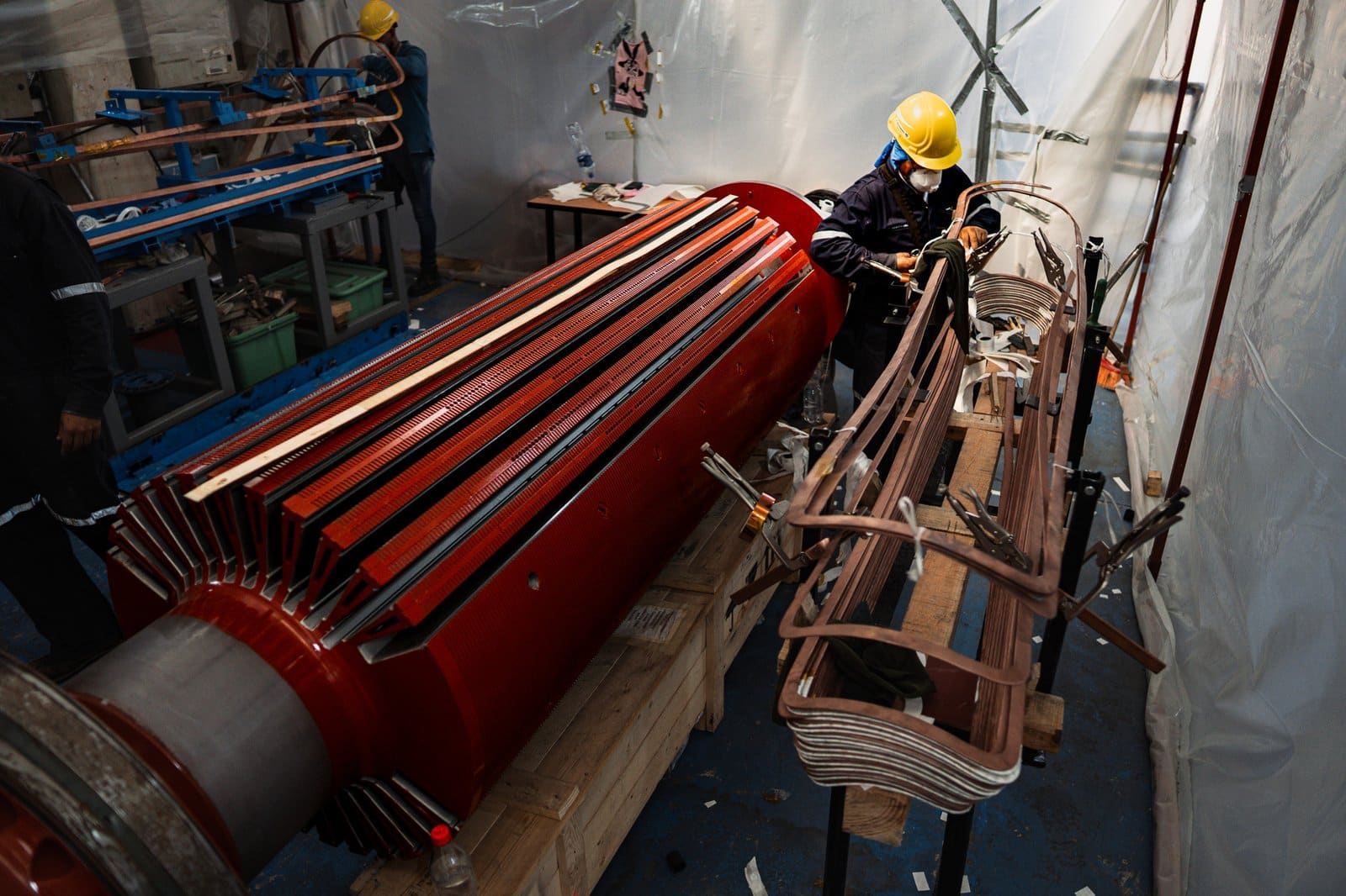 Formado de bobinas de cobre en el rebobinado del rotor de un generador