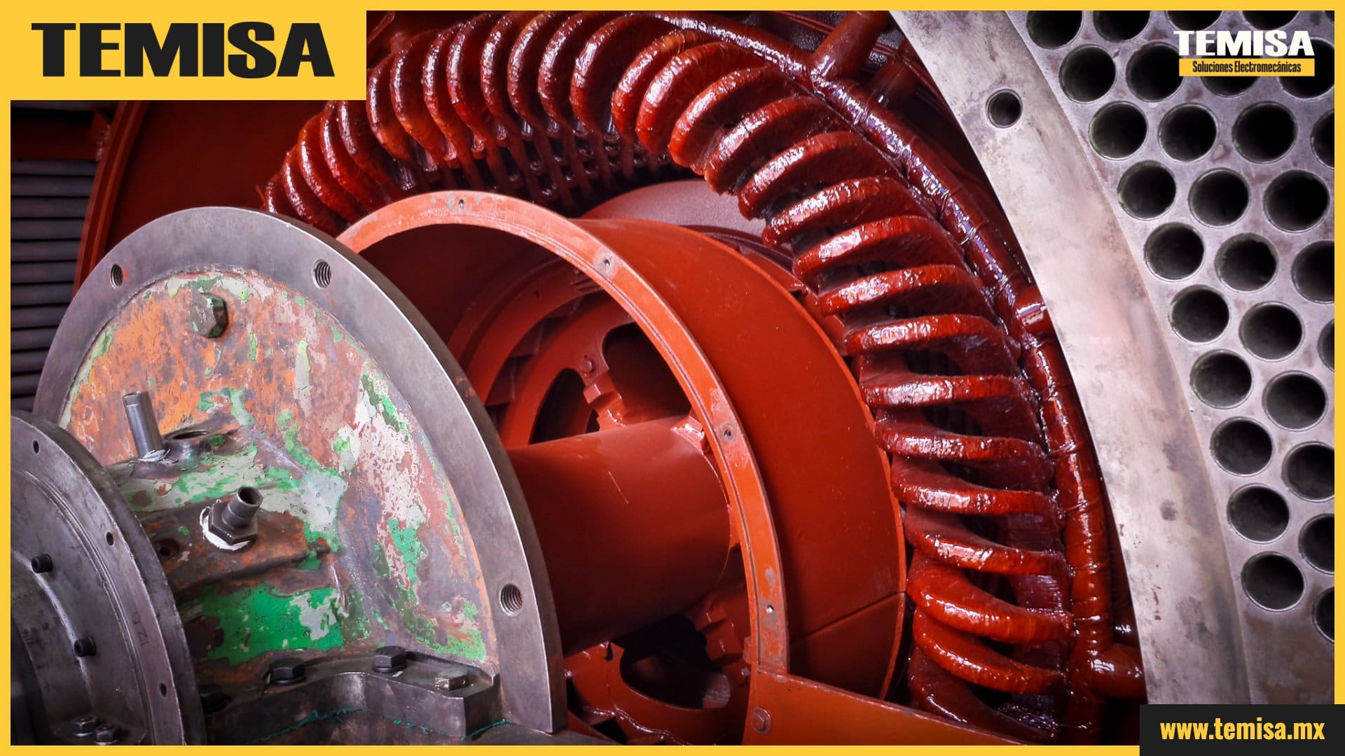 Estator con bobinas formadas y rotor de motor de alta tensión en reparación