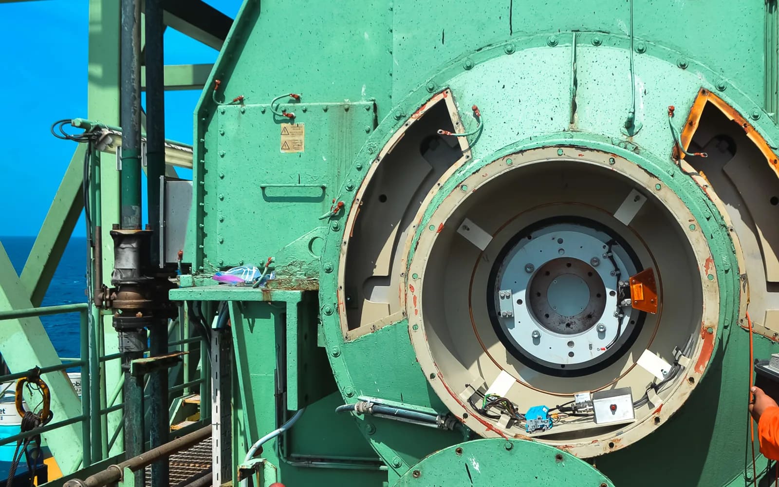 Generador síncrono en plataforma offshore con el mar de fondo — sector marino y naval de TEMISA