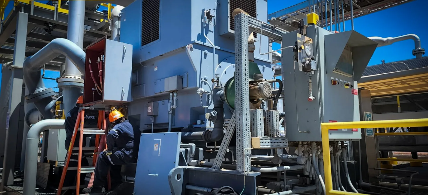 Motor eléctrico de gran potencia con sus intercambiadores de calor sobre la carcasa, intervenido por especialistas de TEMISA en una planta de proceso