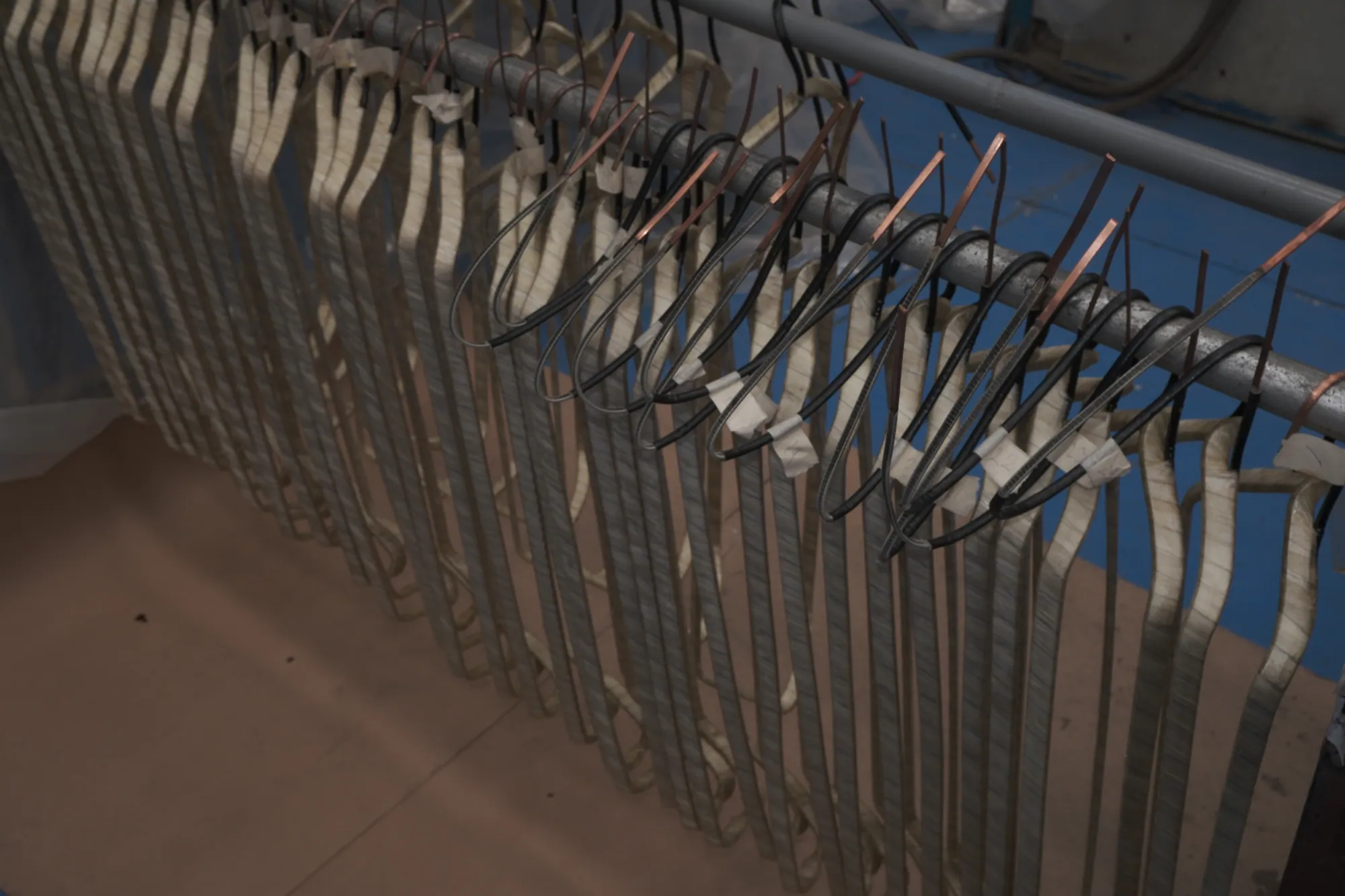 Bobinas preformadas colgadas en el área de fabricación de bobinas de TEMISA