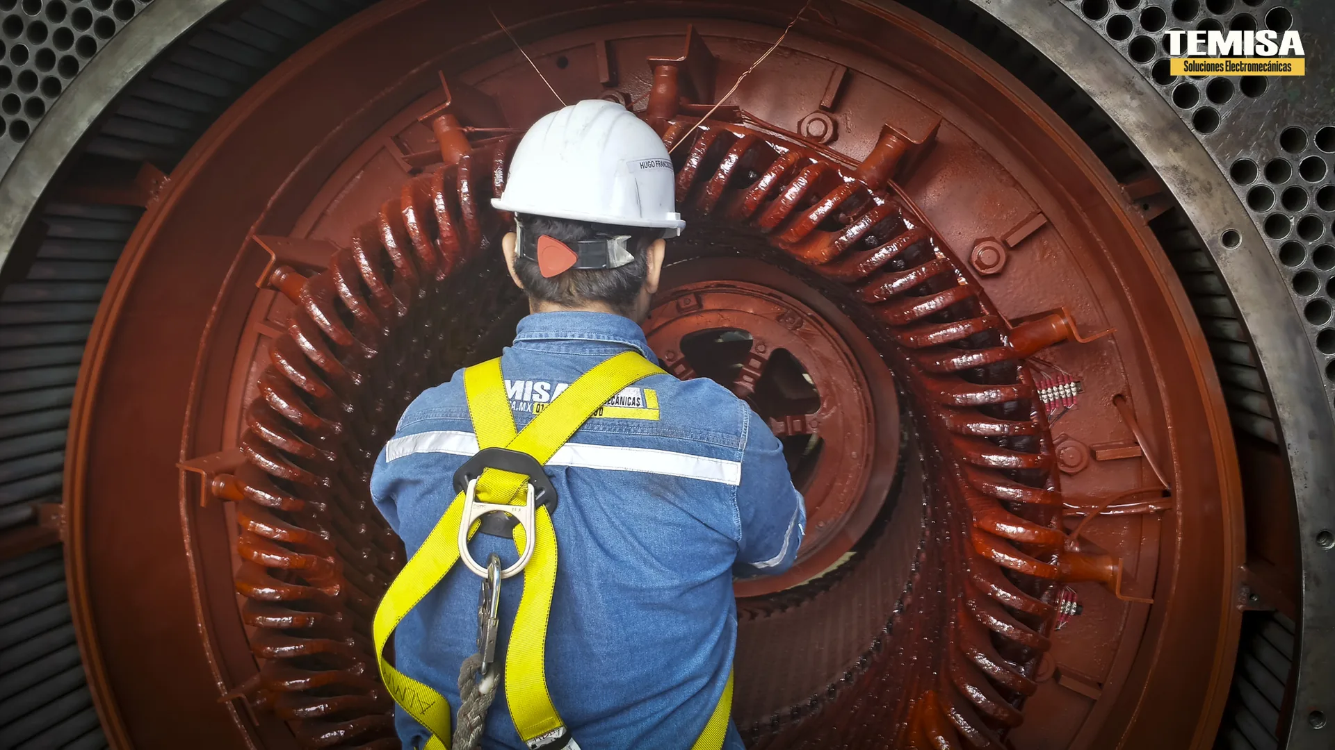 Rotor de polos salientes de un motor síncrono en reparación en el taller TEMISA